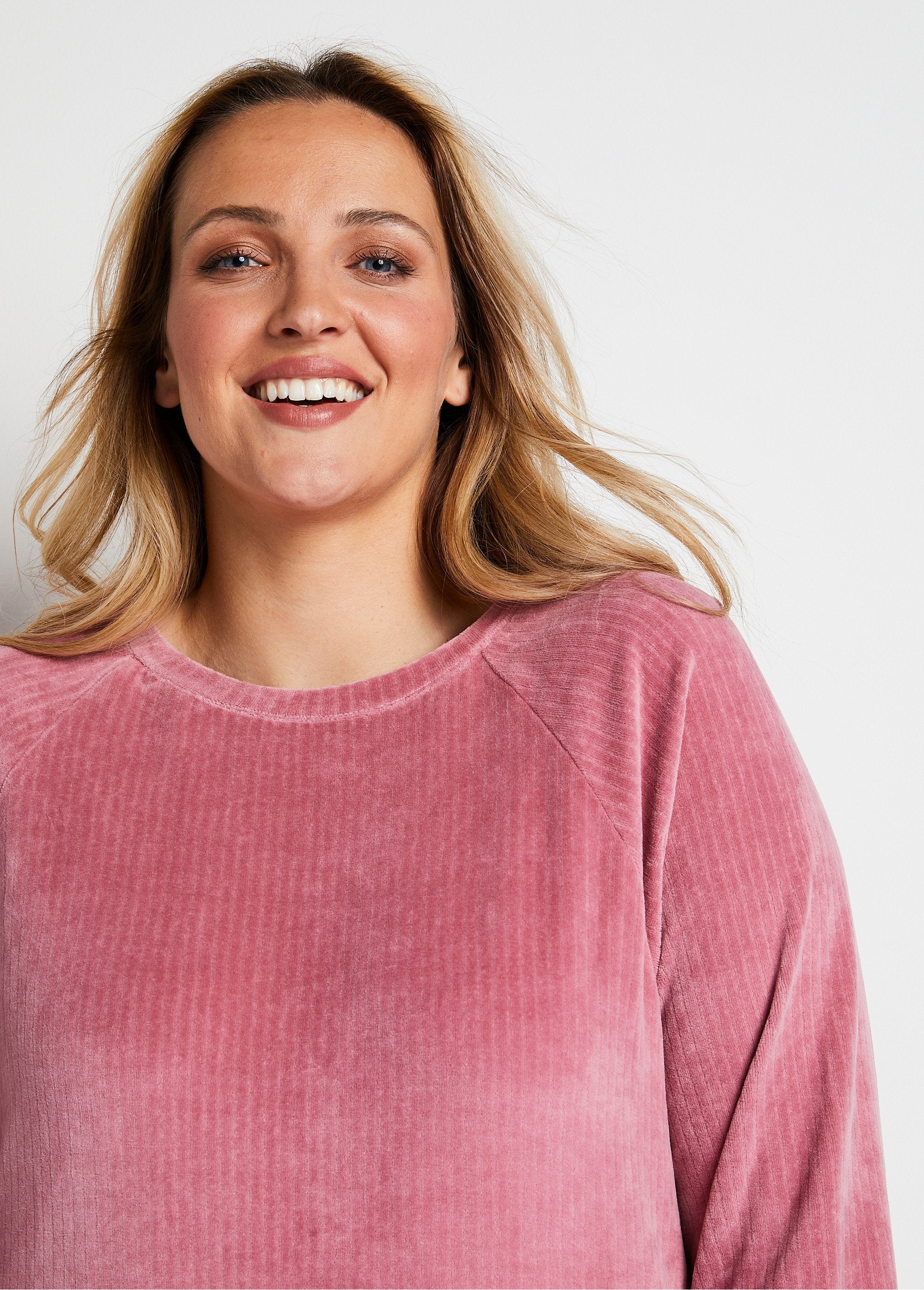 Corduroy_sweatshirt_pyjamatop_Rozenhout_DE1_curvy