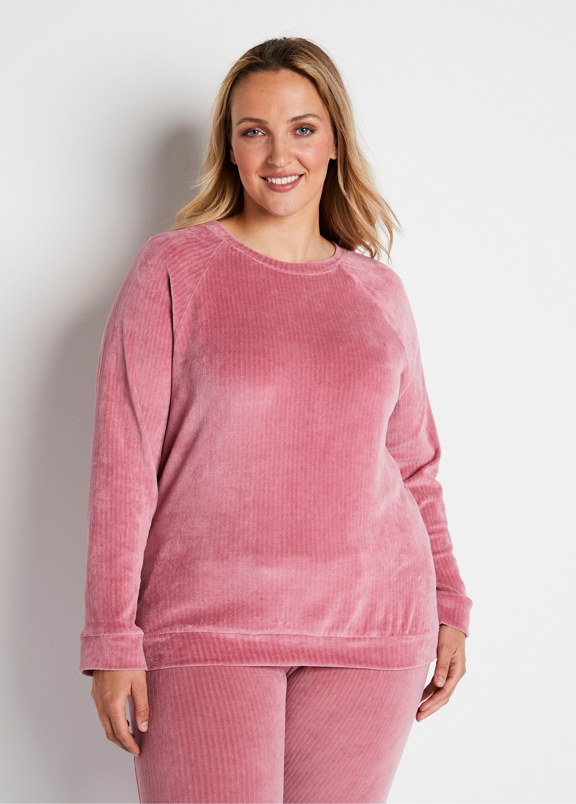 Corduroy_sweatshirt_pyjamatop_Rozenhout_FA1_curvy