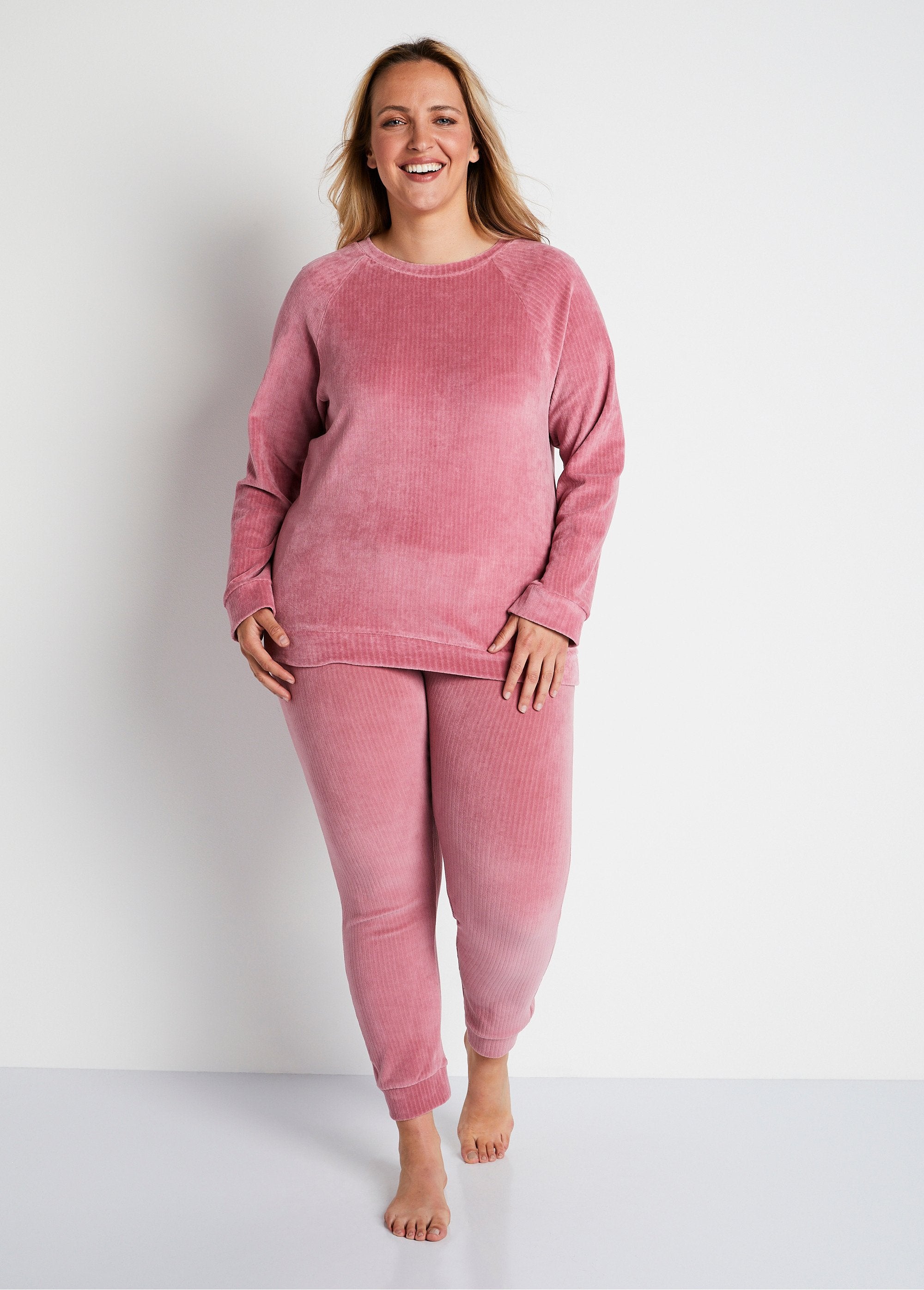 Corduroy_sweatshirt_pyjamatop_Rozenhout_SF1_curvy