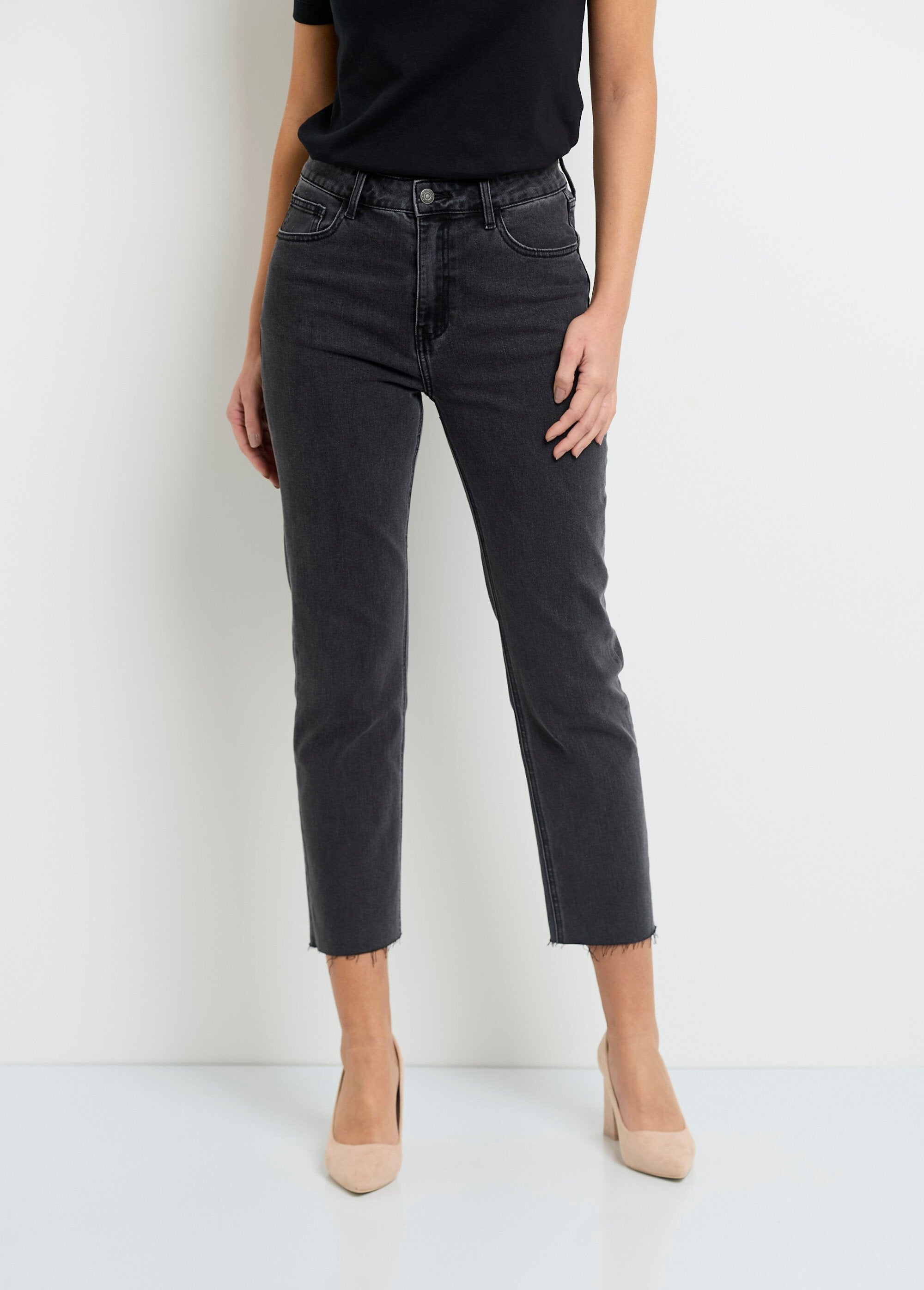 Rechte_jeans_met_5_zakken_en_gerafelde_zoom_Gris_FA1_slim