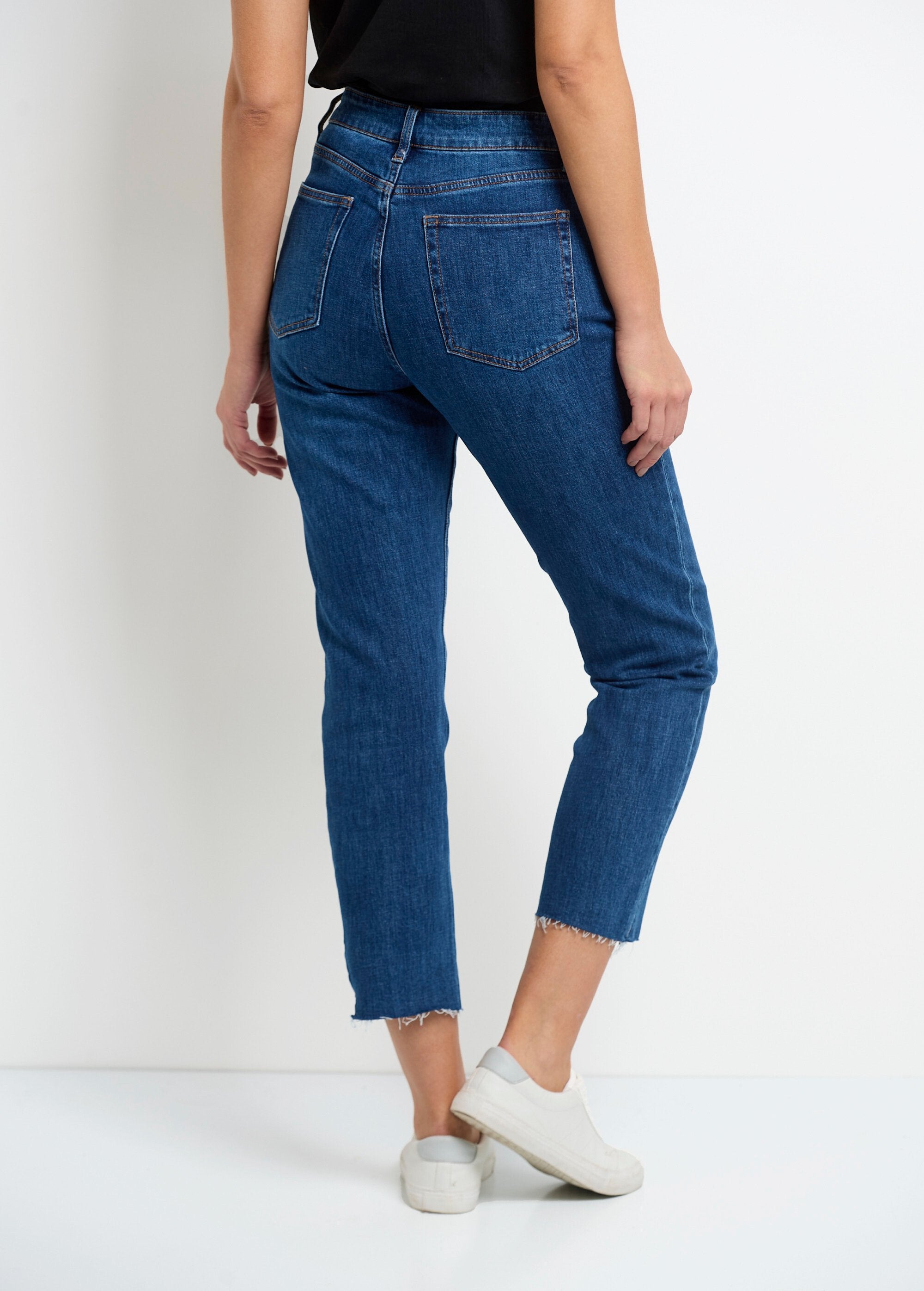 Rechte_jeans_met_5_zakken_en_gerafelde_zoom_Stone_DO1_slim