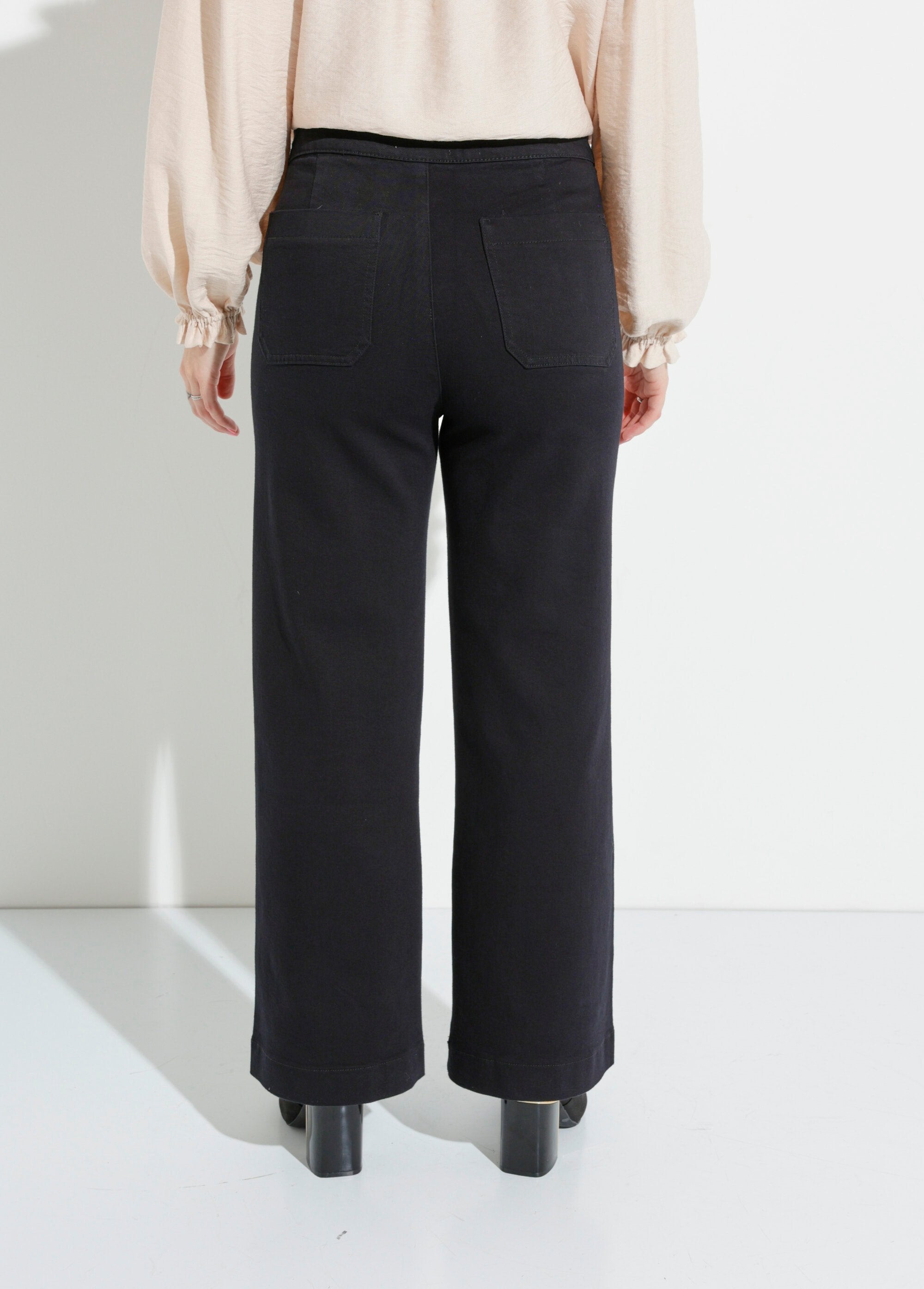 Jeans_met_metalen_knopen,_speciaal_PETITE_Noir_DO1_slim