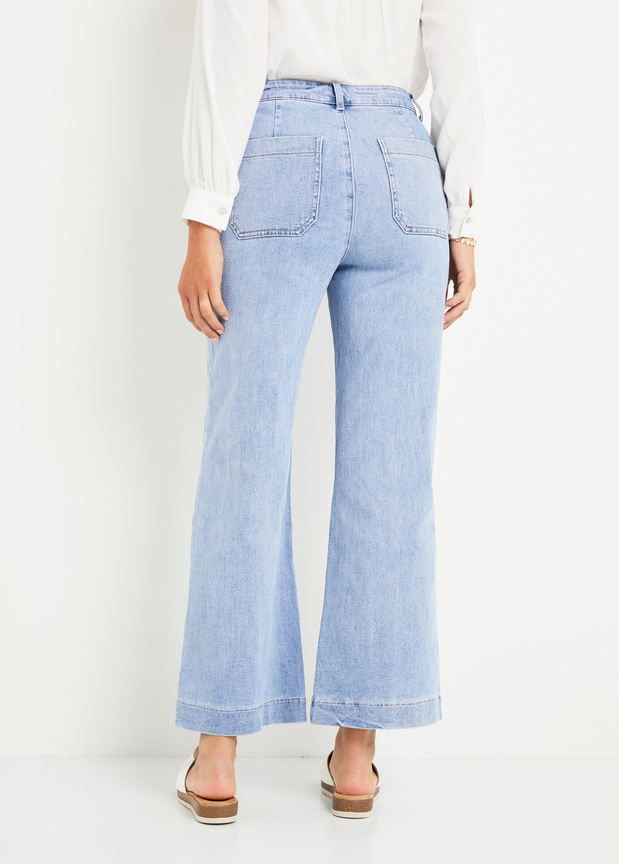 Stretch_flare_jeans_met_opgestikte_zakken_Bleu_bleach_DO1_slim