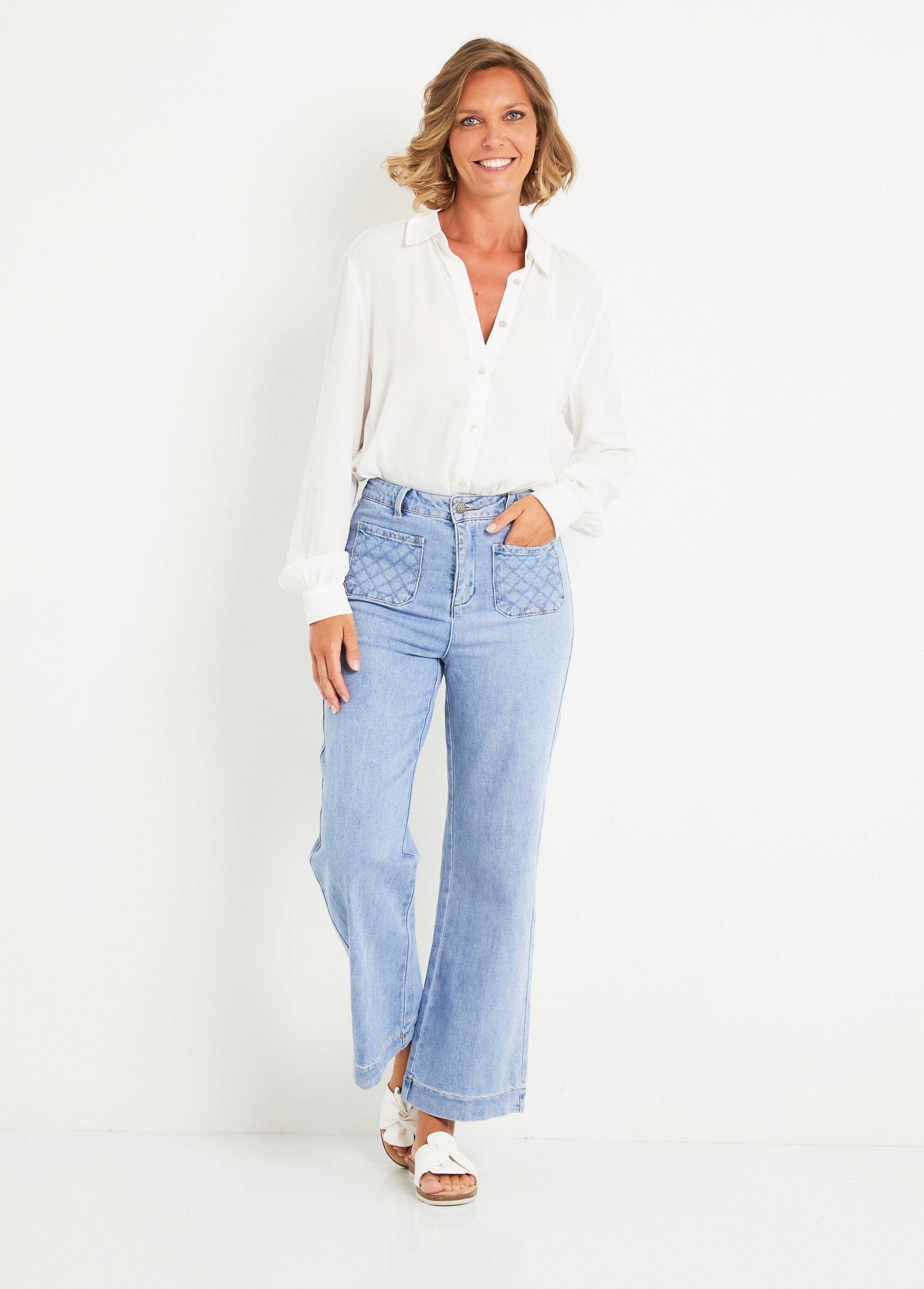 Stretch_flare_jeans_met_opgestikte_zakken_Bleu_bleach_SF1_slim