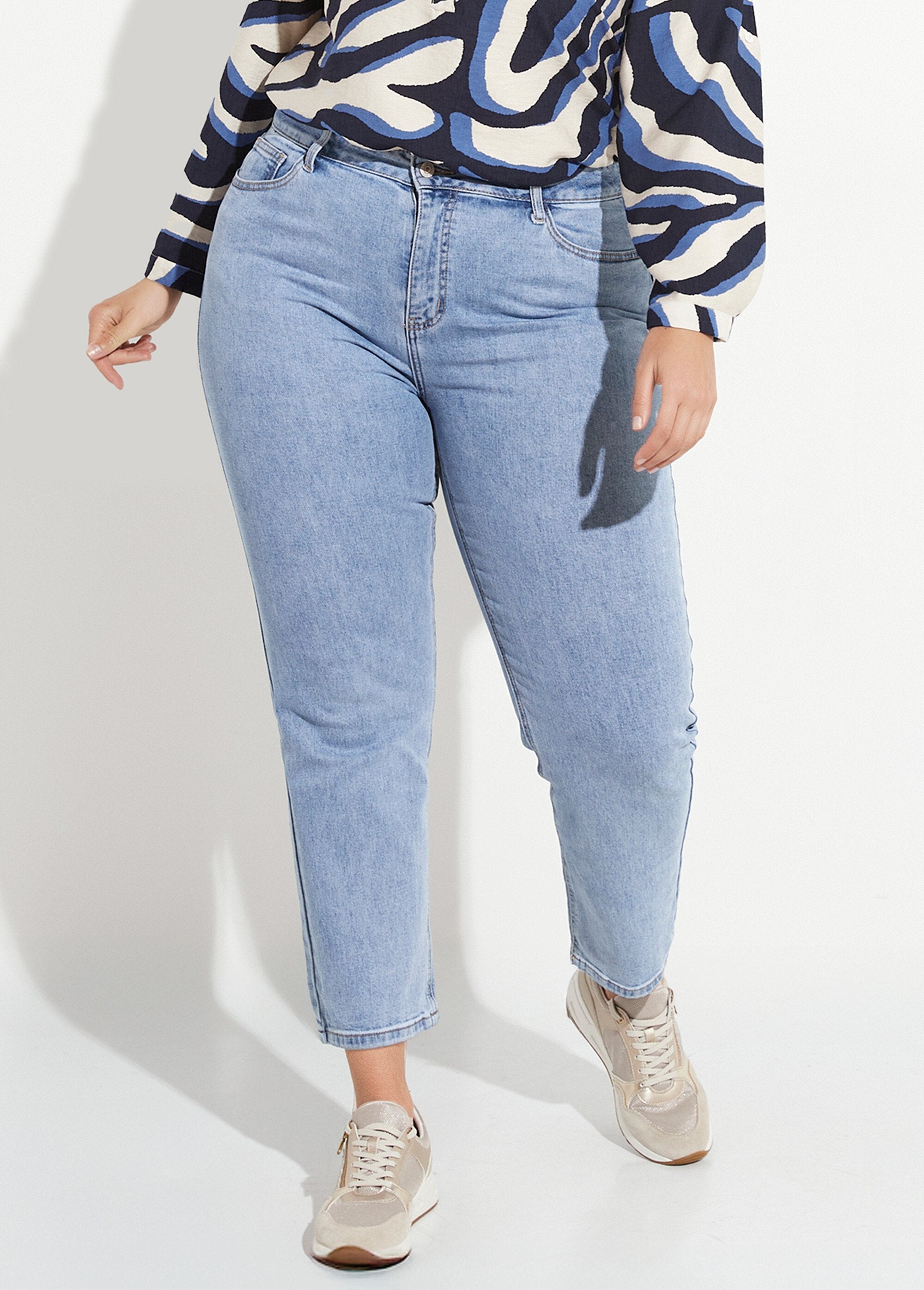 Denim_mom_jeans,_GROTE_MAAT_speciaal_Denim_clair_FA1_curvy