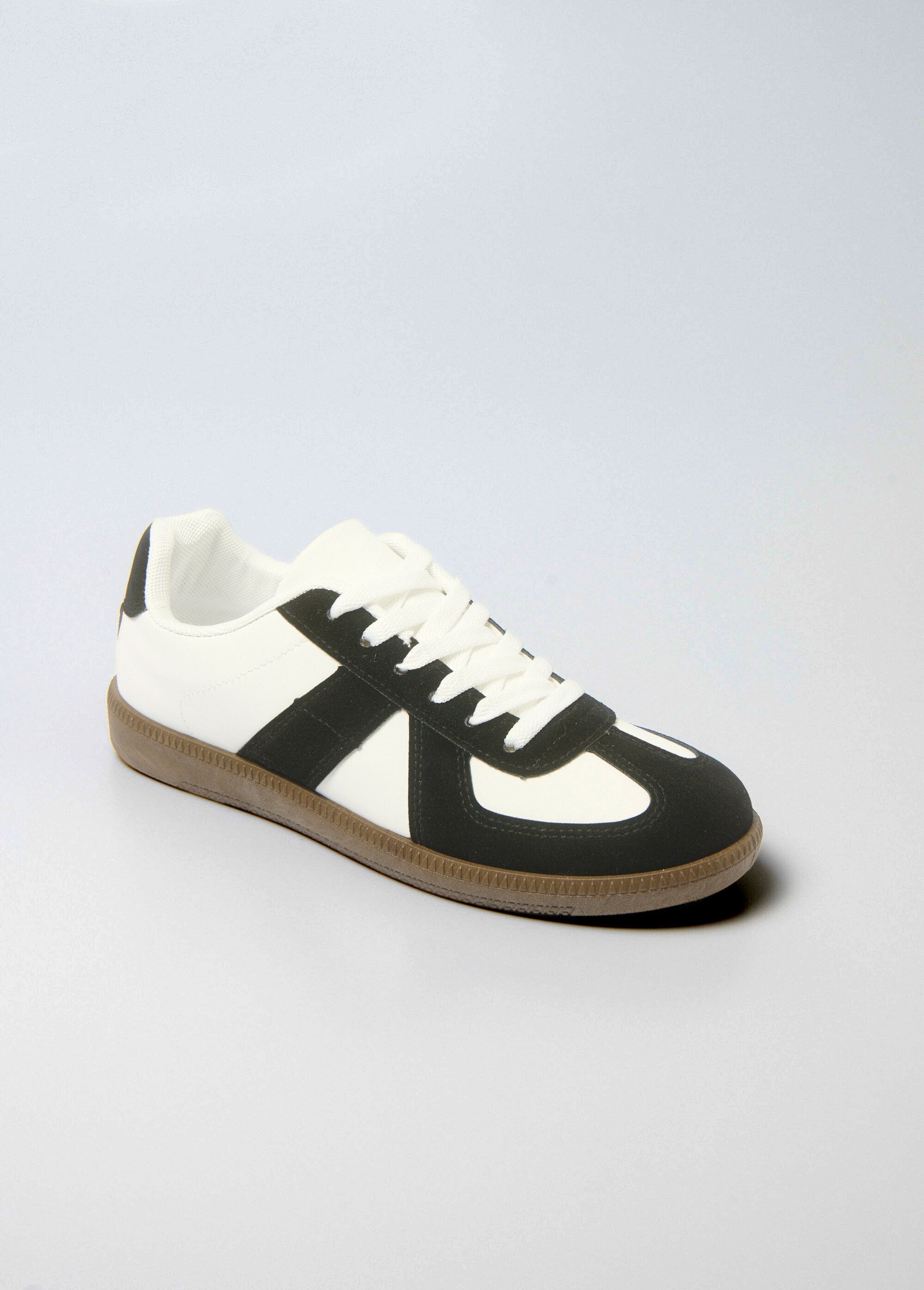 Tweekleurige_sportschoenen_met_suède-effect_details_Blanc_et_noir_FA1_slim