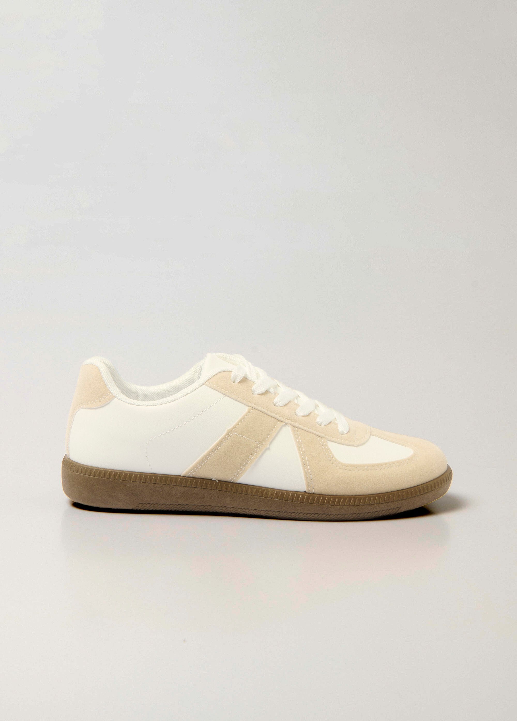 Tweekleurige_sportschoenen_met_suède-effect_details_Blanc_DR1_slim