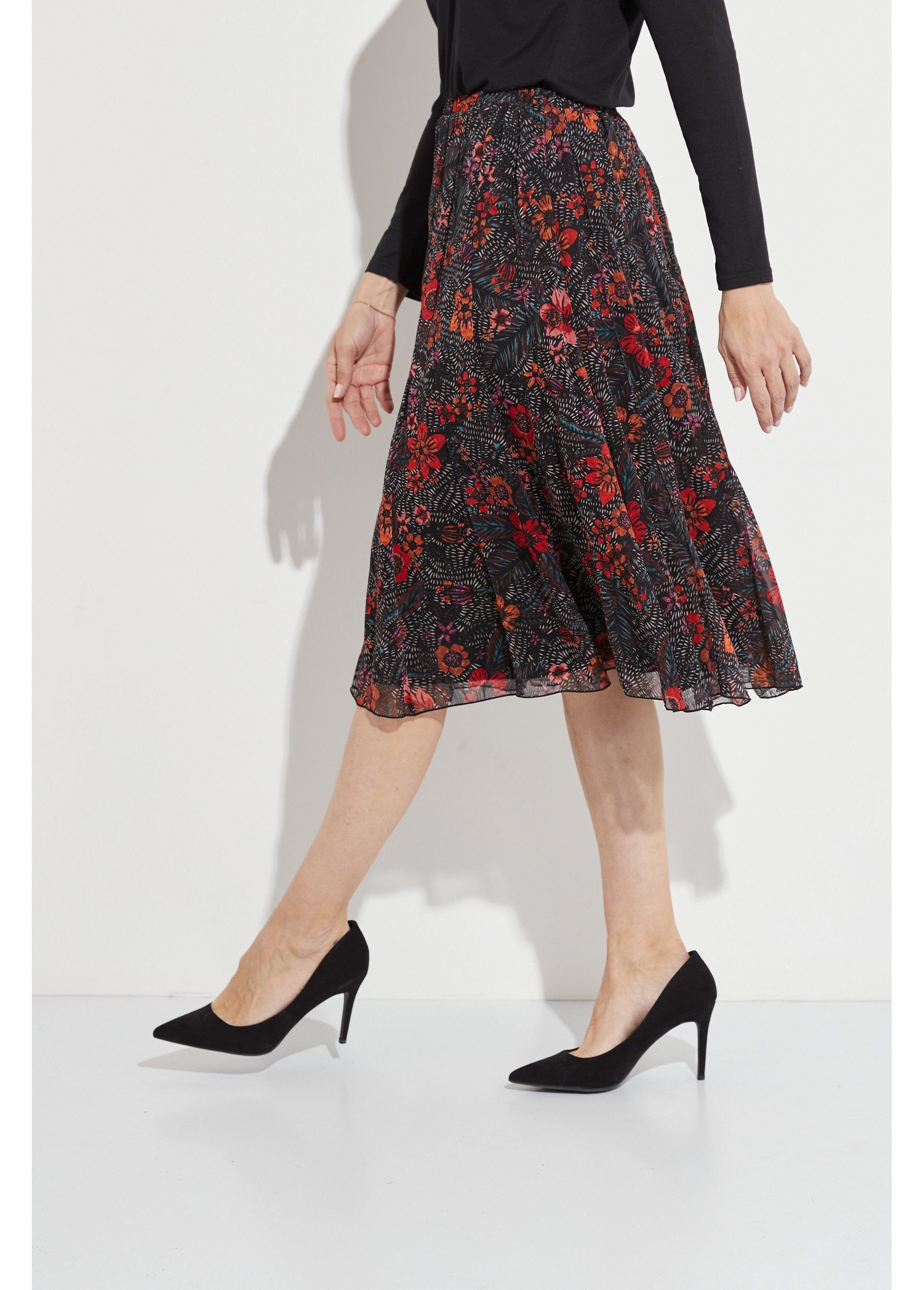 Lange_uitlopende_rok_in_gebloemde_voile_Noir_et_rouge_DR1_slim