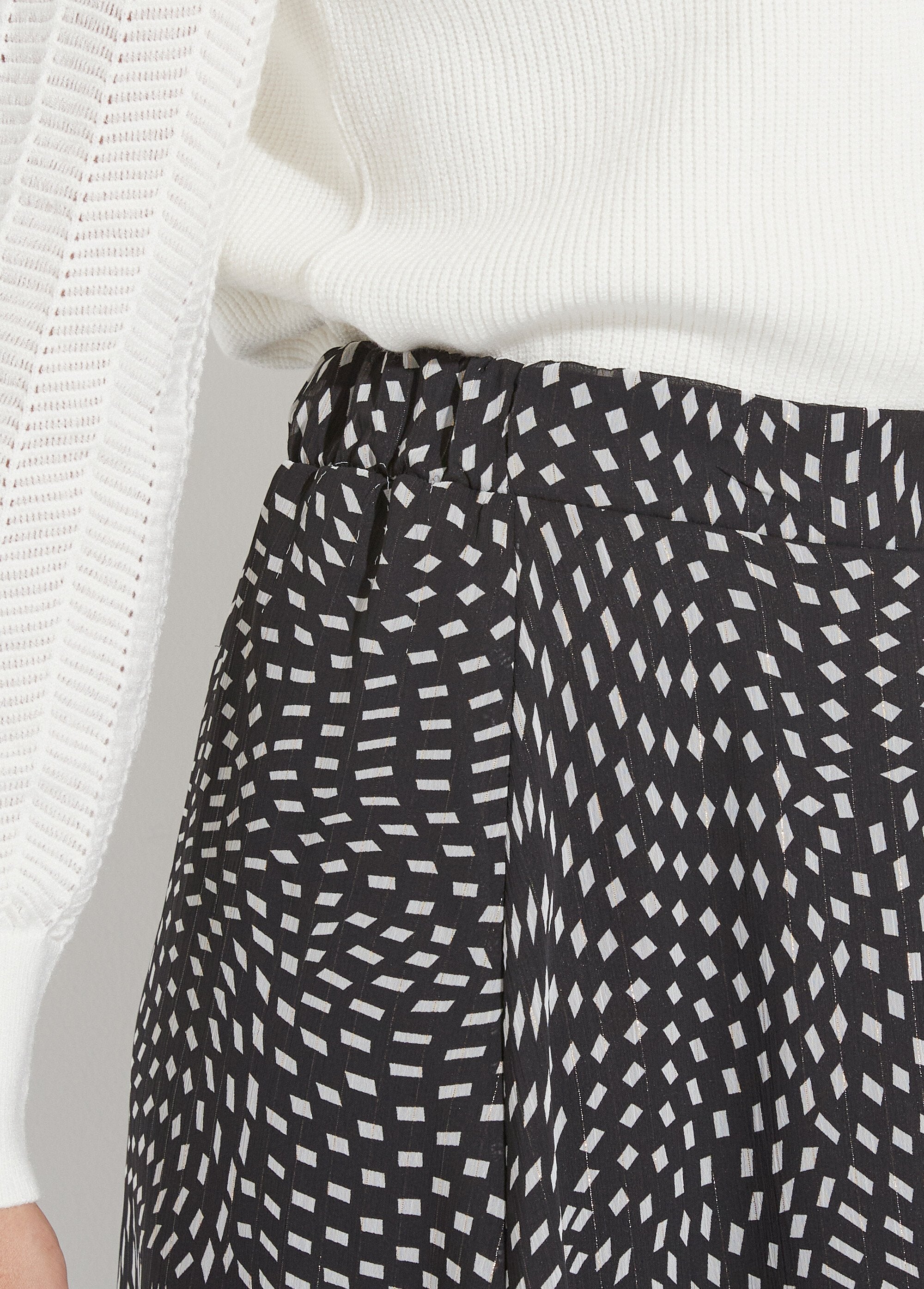 Lange_uitlopende_rok_in_grafische_voile_Noir_et_blanc_DE1_slim
