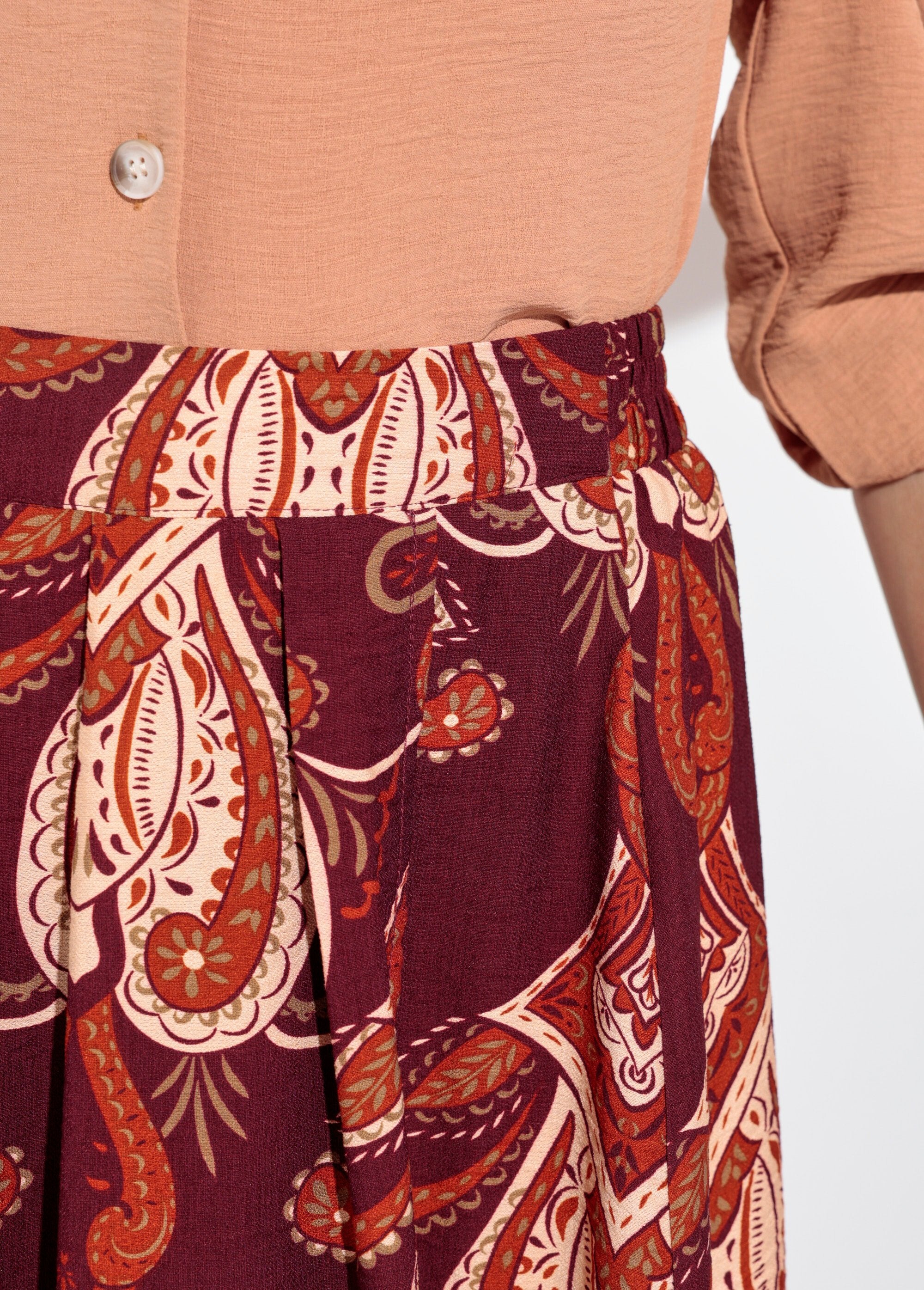 Lange_vloeiende_rok_met_paisleyprint_Bordeaux_DE1_slim