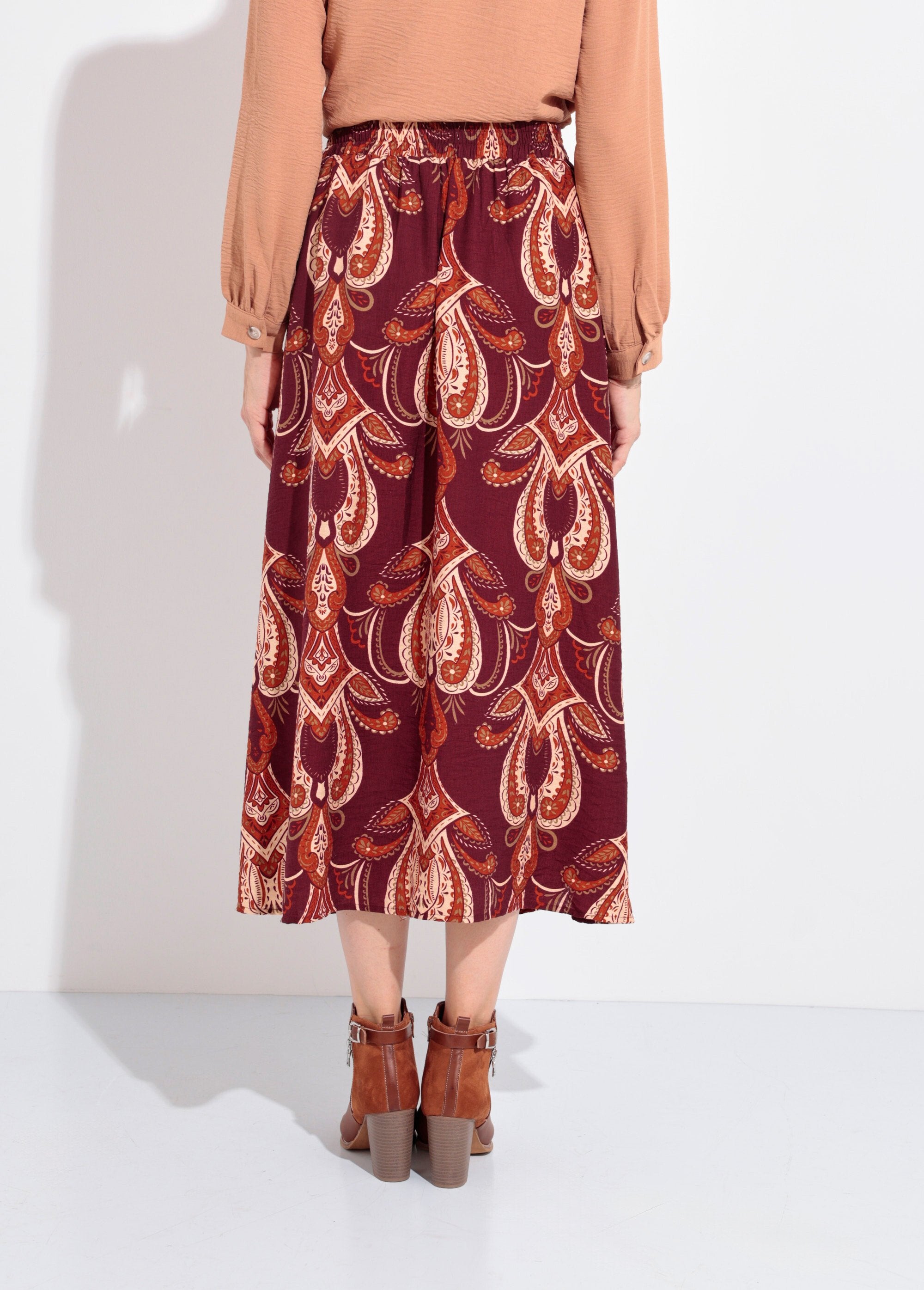 Lange_vloeiende_rok_met_paisleyprint_Bordeaux_DO1_slim