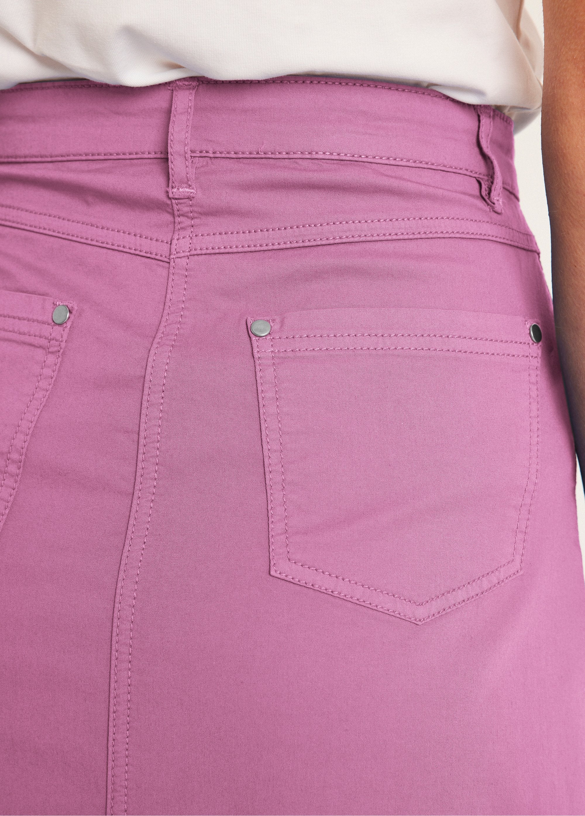 5-pocket_midi-lengte_trapeze_rok_Lila_DE2_curvy