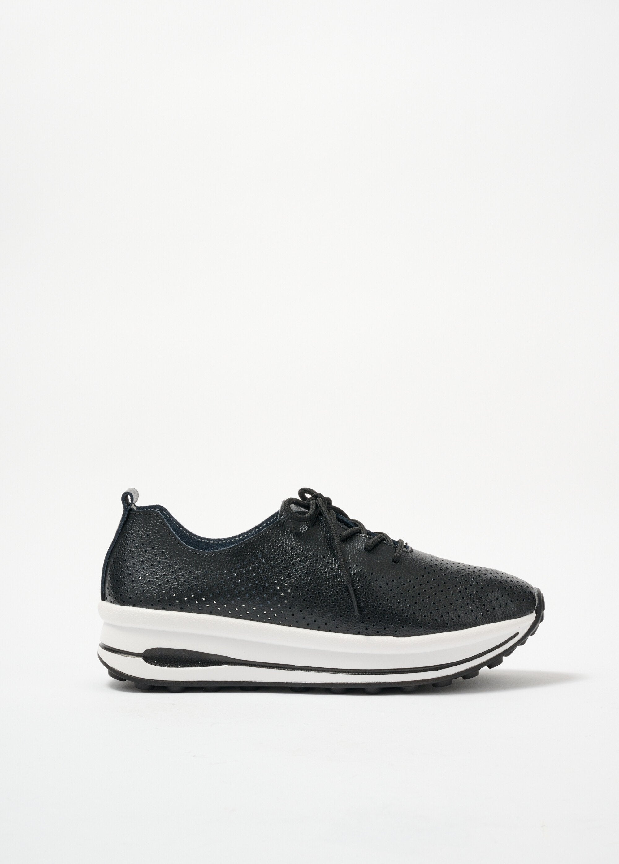 Geperforeerde_leren_trainer_Noir_DR1_slim