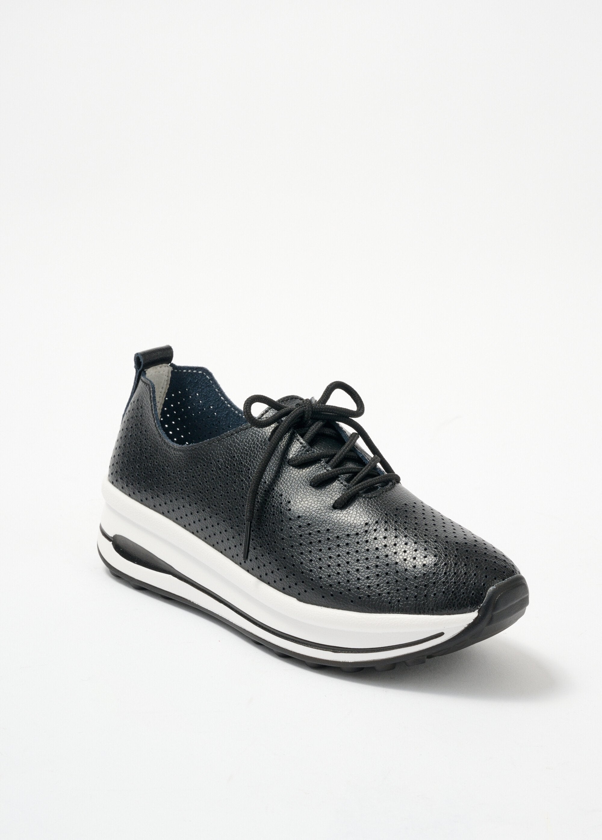 Geperforeerde_leren_trainer_Noir_FA1_slim