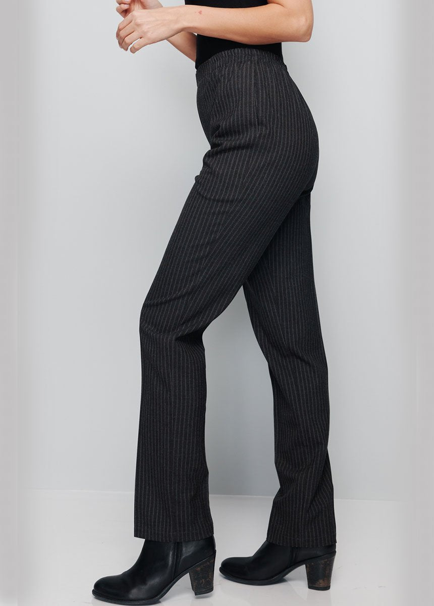 Broek_met_rechte_pijpen,_semi-elastische_tailleband_en_plat_buikje_Grijze_streep_DR1_slim