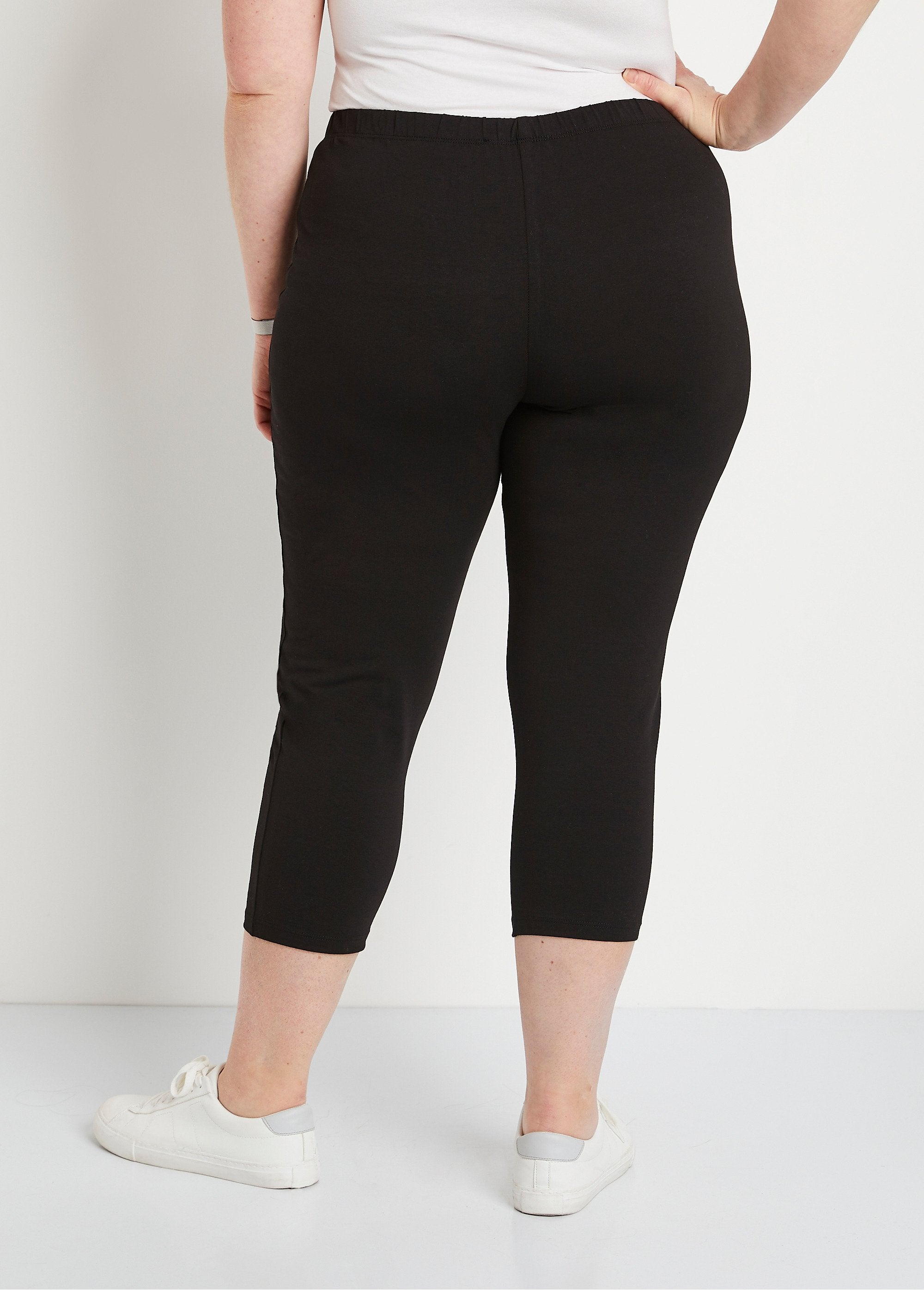 Korte_katoenen_legging_met_elastische_tailleband_ZWART_DO1_curvy