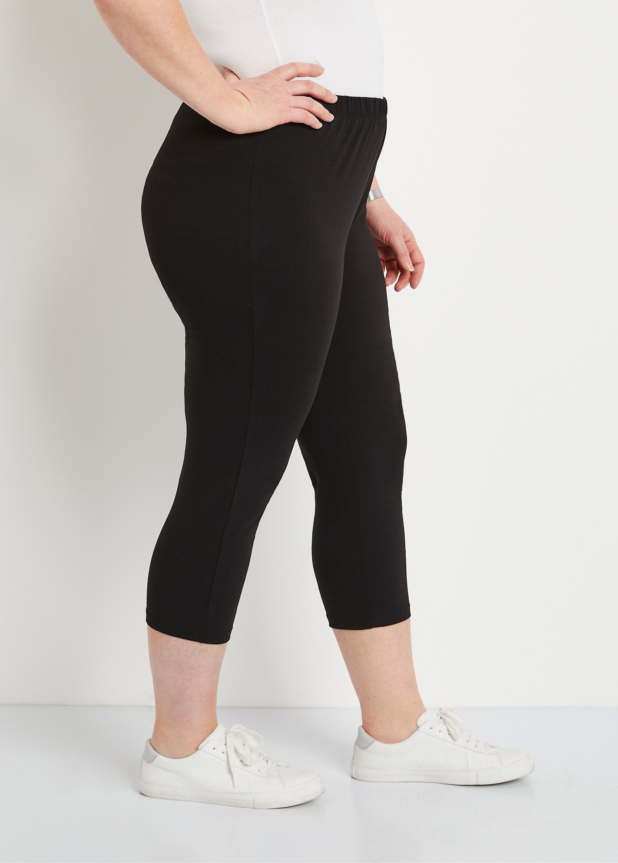 Korte_katoenen_legging_met_elastische_tailleband_ZWART_DR1_curvy