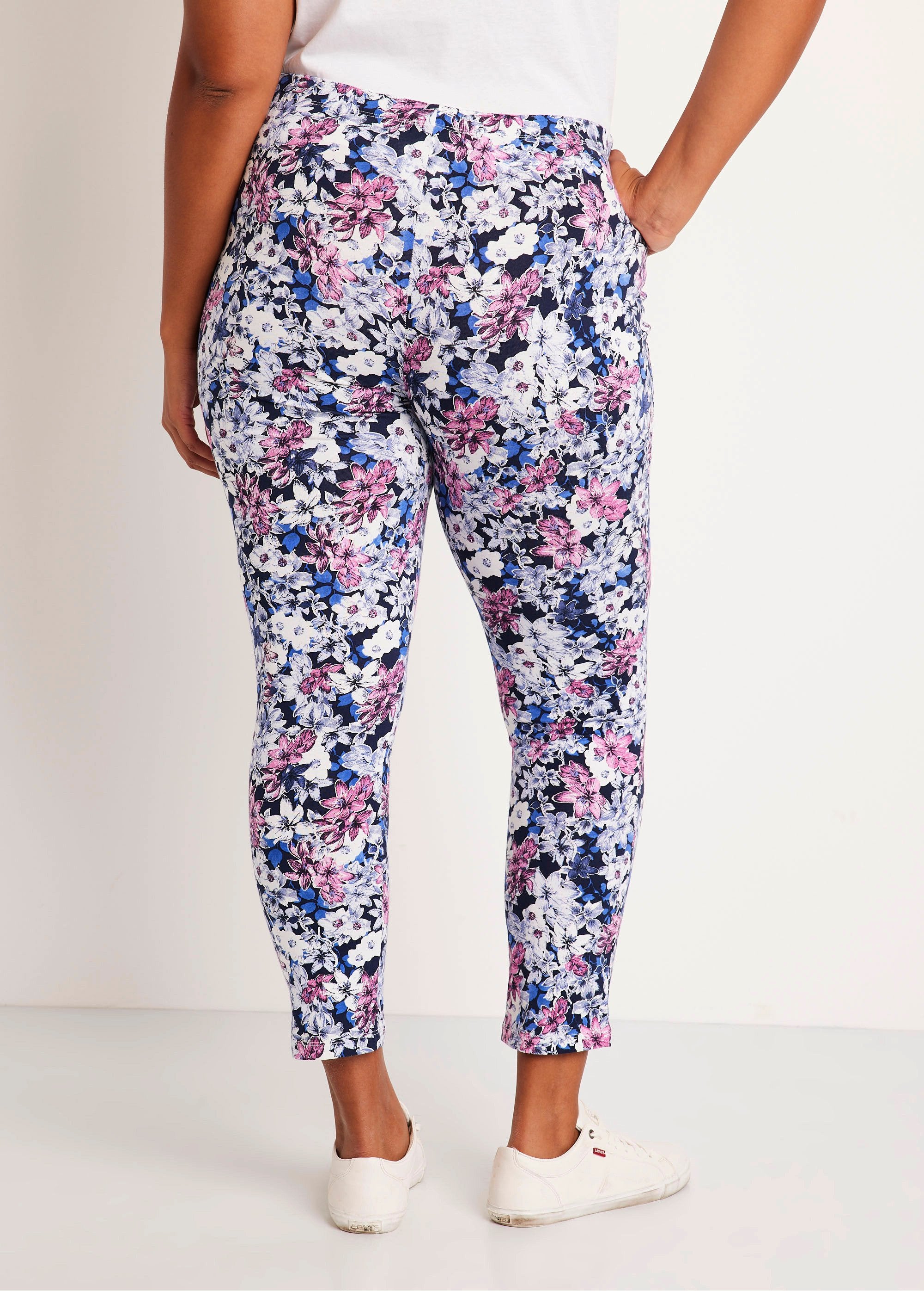 Bedrukte_legging_met_elastische_tailleband_Bloemen_DO1_curvy