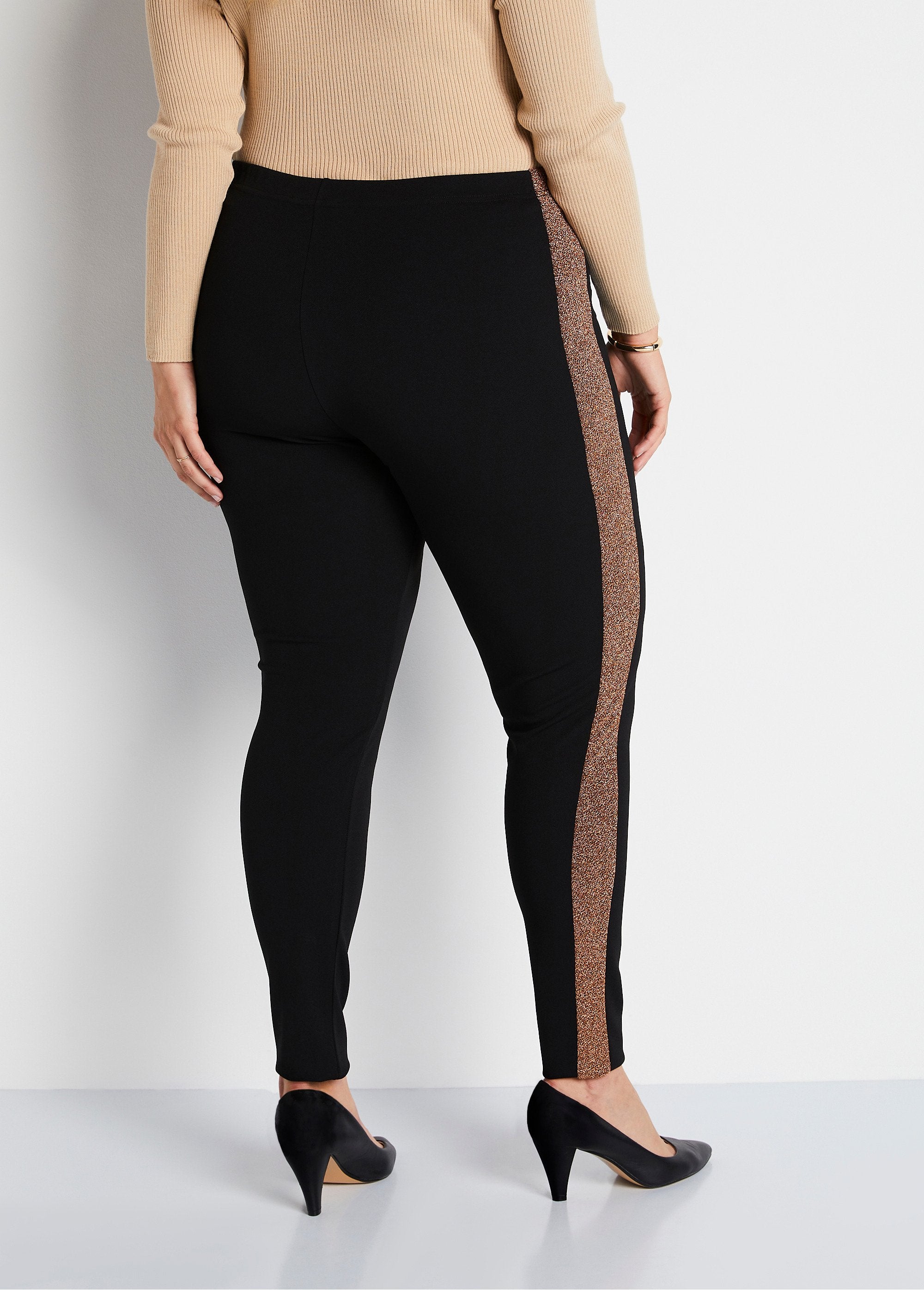 Legging_met_elastische_tailleband_en_glanzende_zijkanten_ZWART_DO1_curvy