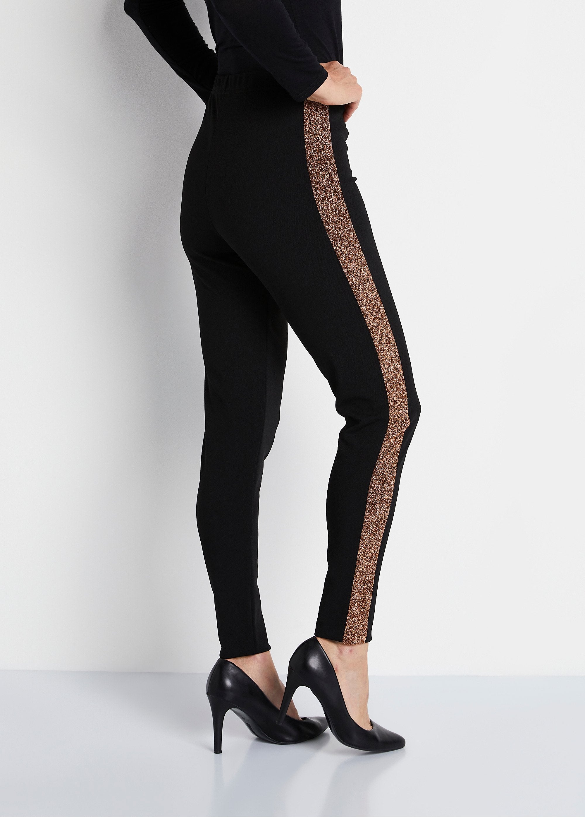 Legging_met_elastische_tailleband_en_glanzende_zijkanten_ZWART_DO1_slim