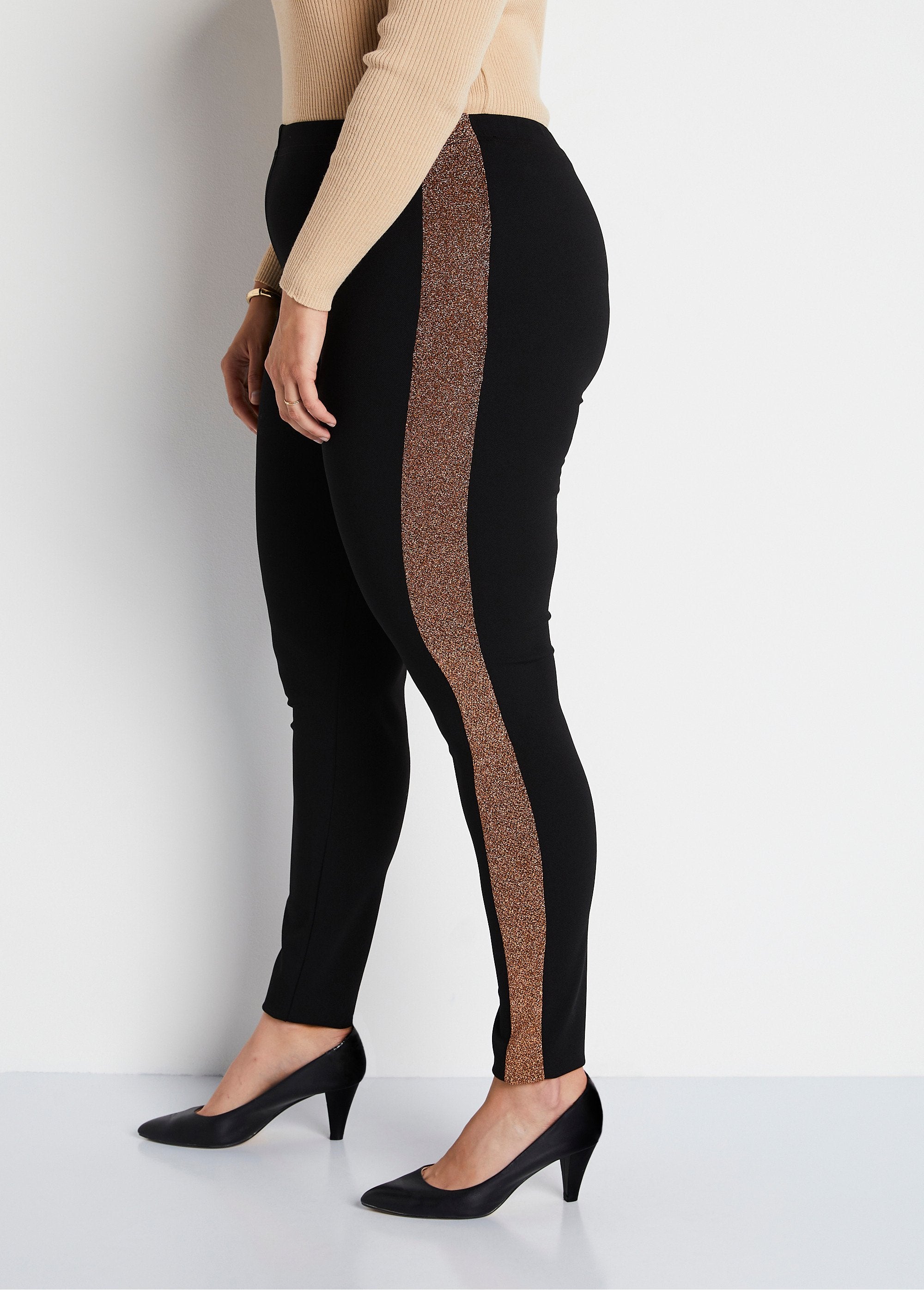 Legging_met_elastische_tailleband_en_glanzende_zijkanten_ZWART_DR1_curvy