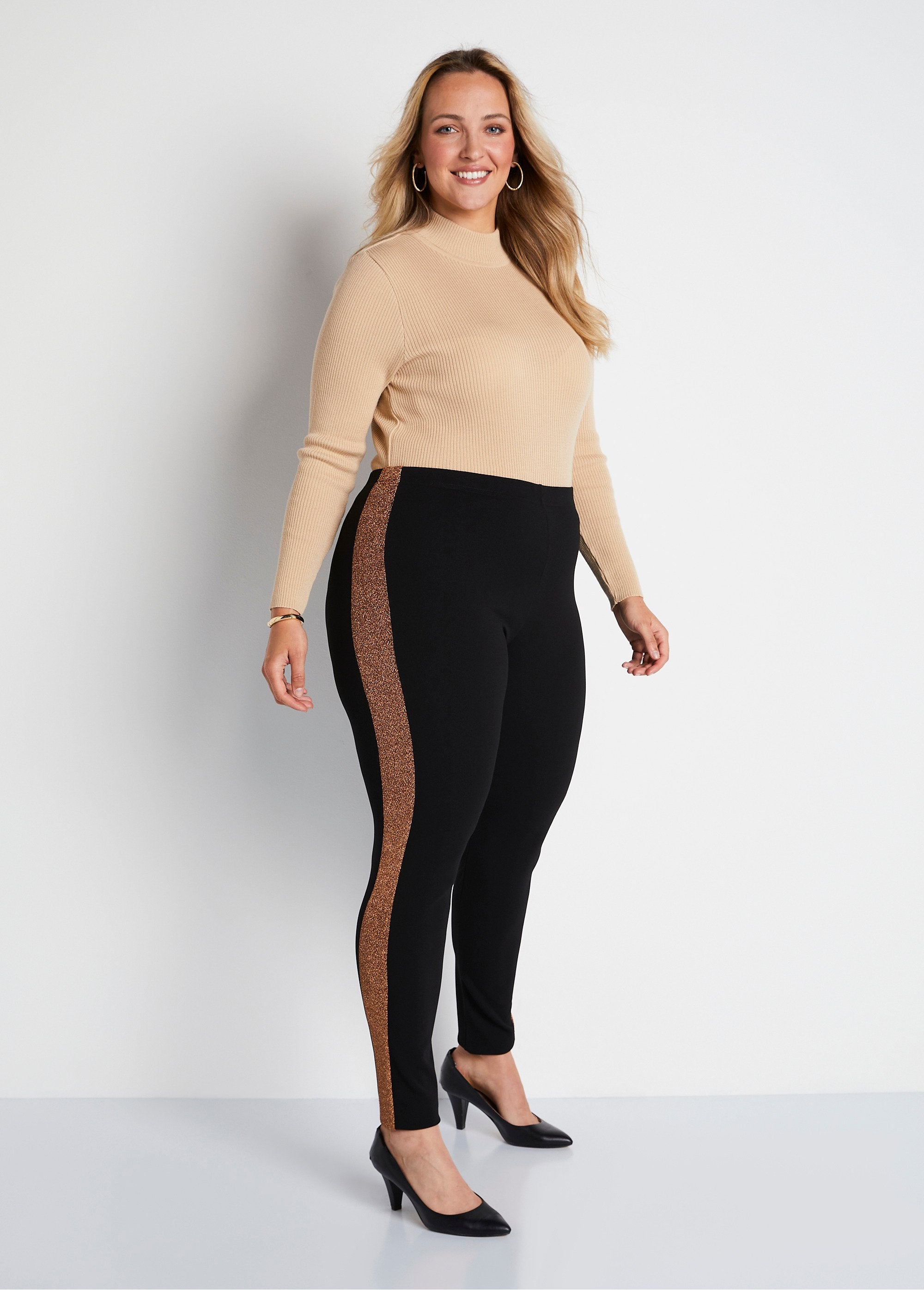 Legging_met_elastische_tailleband_en_glanzende_zijkanten_ZWART_SF1_curvy