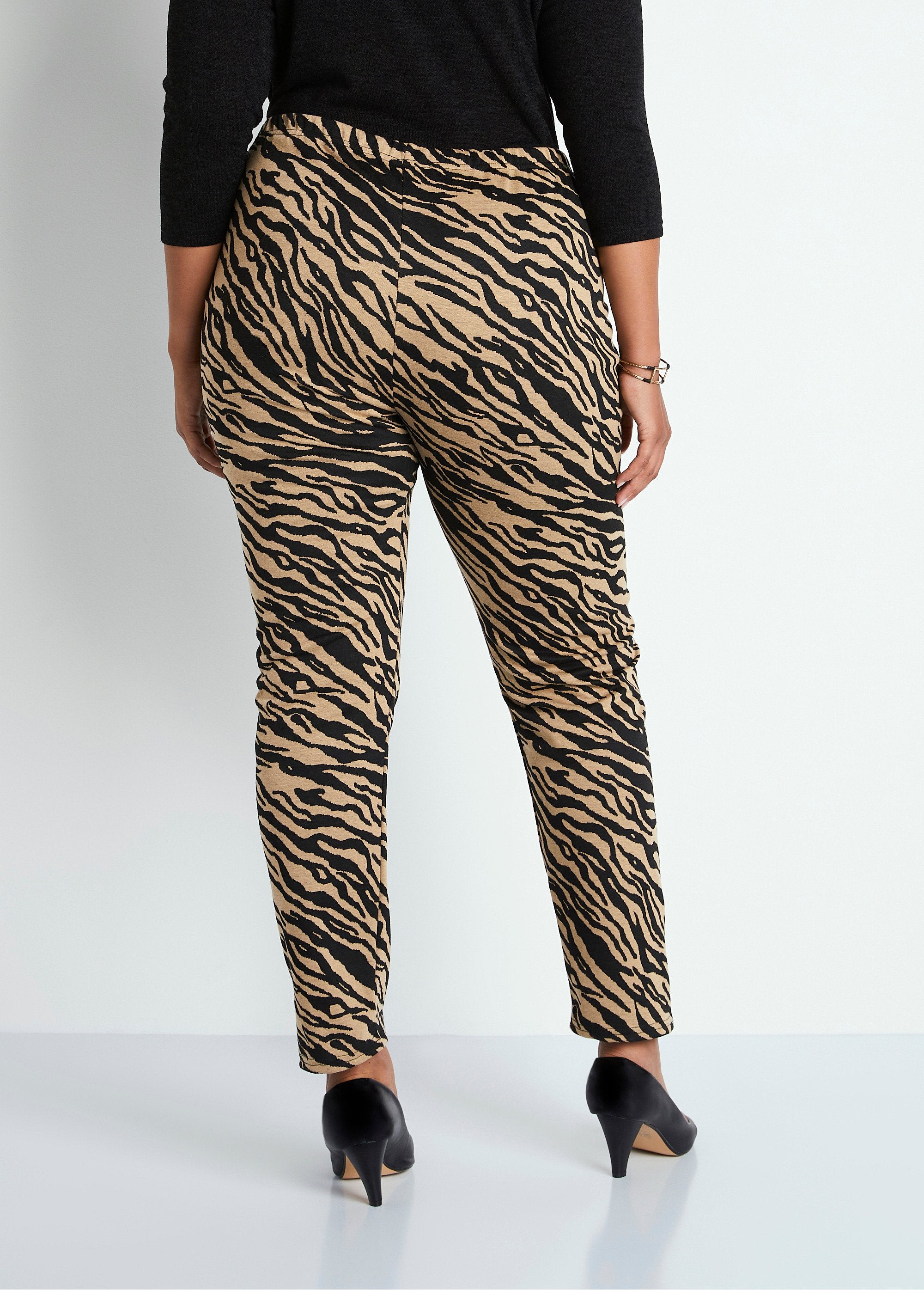 Jacquard_legging_met_elastiek_in_de_taille_Zebra_kameel_DO1_curvy