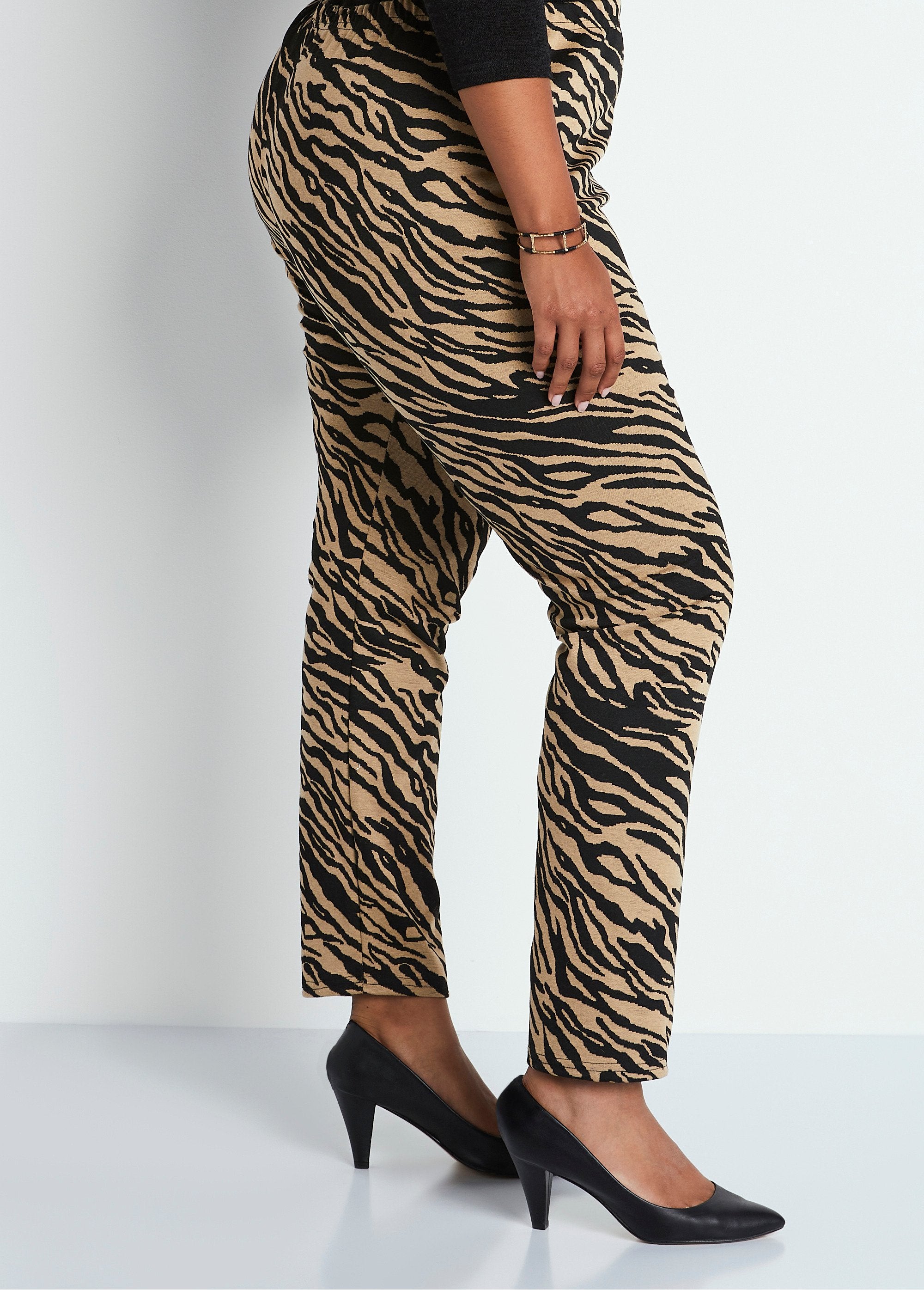 Jacquard_legging_met_elastiek_in_de_taille_Zebra_kameel_DR1_curvy