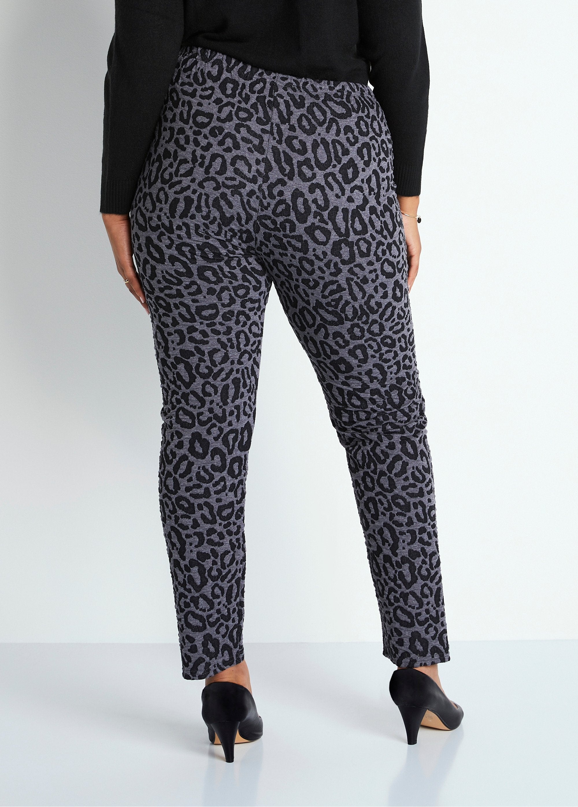 Jacquard_legging_met_elastiek_in_de_taille_Luipaard_grijs_DO1_curvy