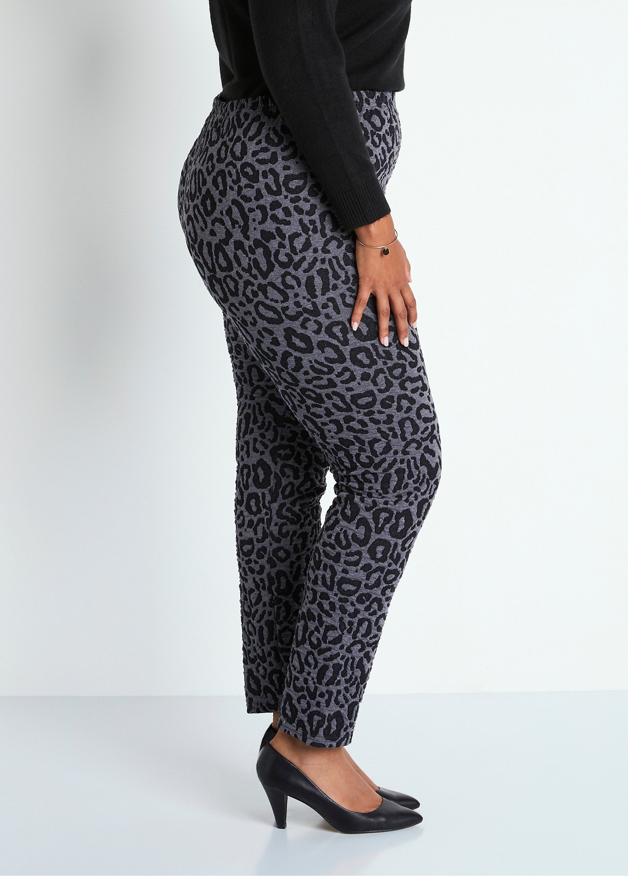 Jacquard_legging_met_elastiek_in_de_taille_Luipaard_grijs_DR1_curvy