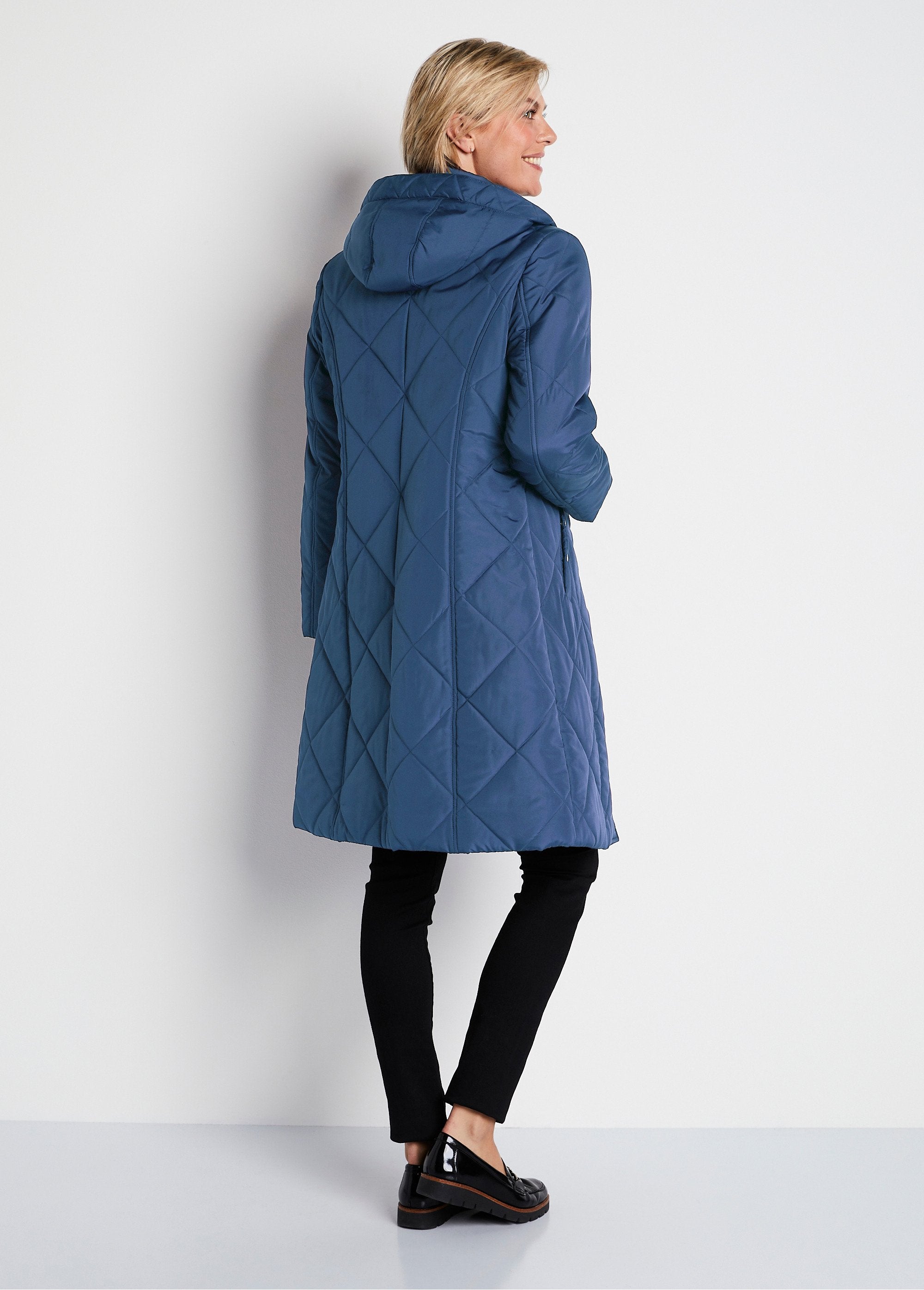 Lange_gewatteerde_winterjas_met_capuchon_BLAUW_DO1_slim