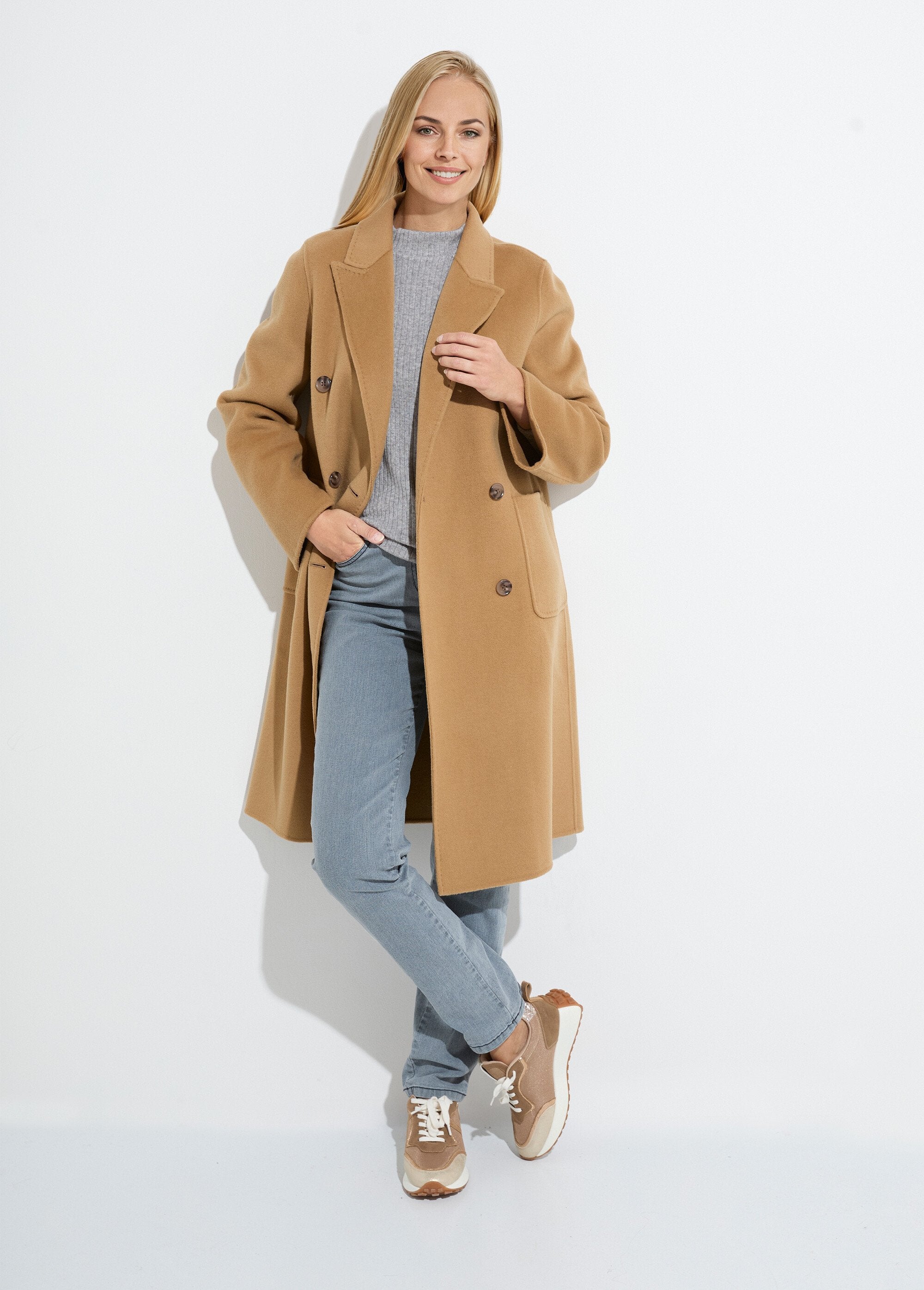 Lange_wollen_jas_met_op_maat_gemaakte_kraag_Camel_FA1_slim