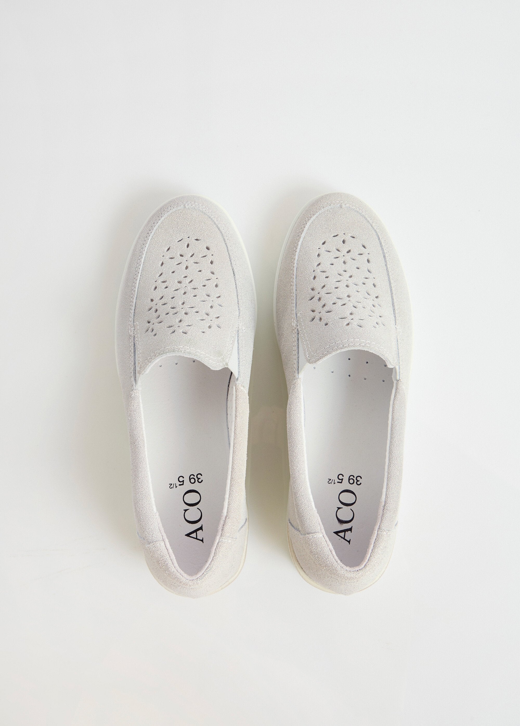 Wijd_uitlopende_mocassins_van_glanzend_leer_ZILVER_OV1_slim