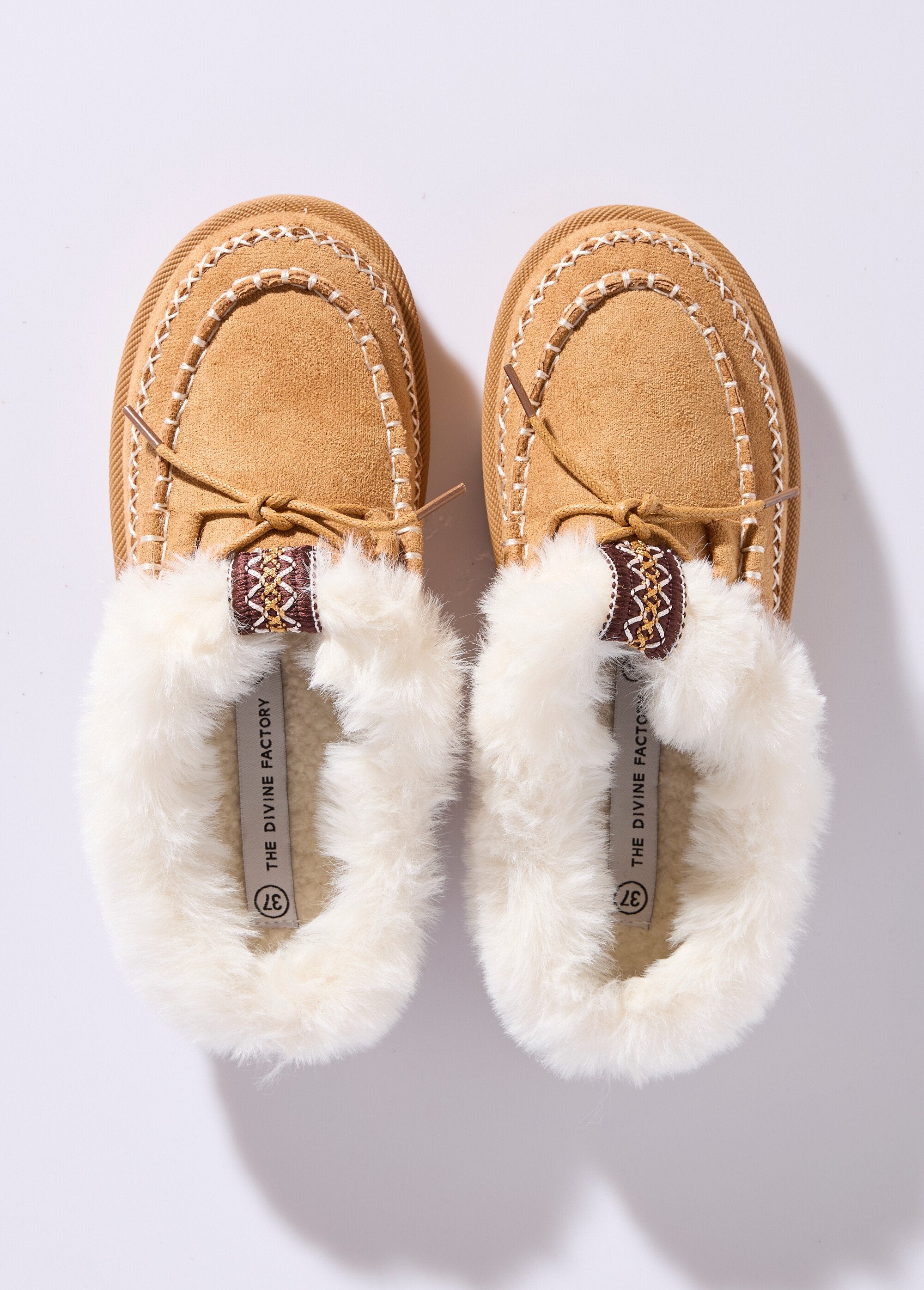 Indiaanse_mocassins_van_bont_en_vlechtwerk_Camel_OV1_slim