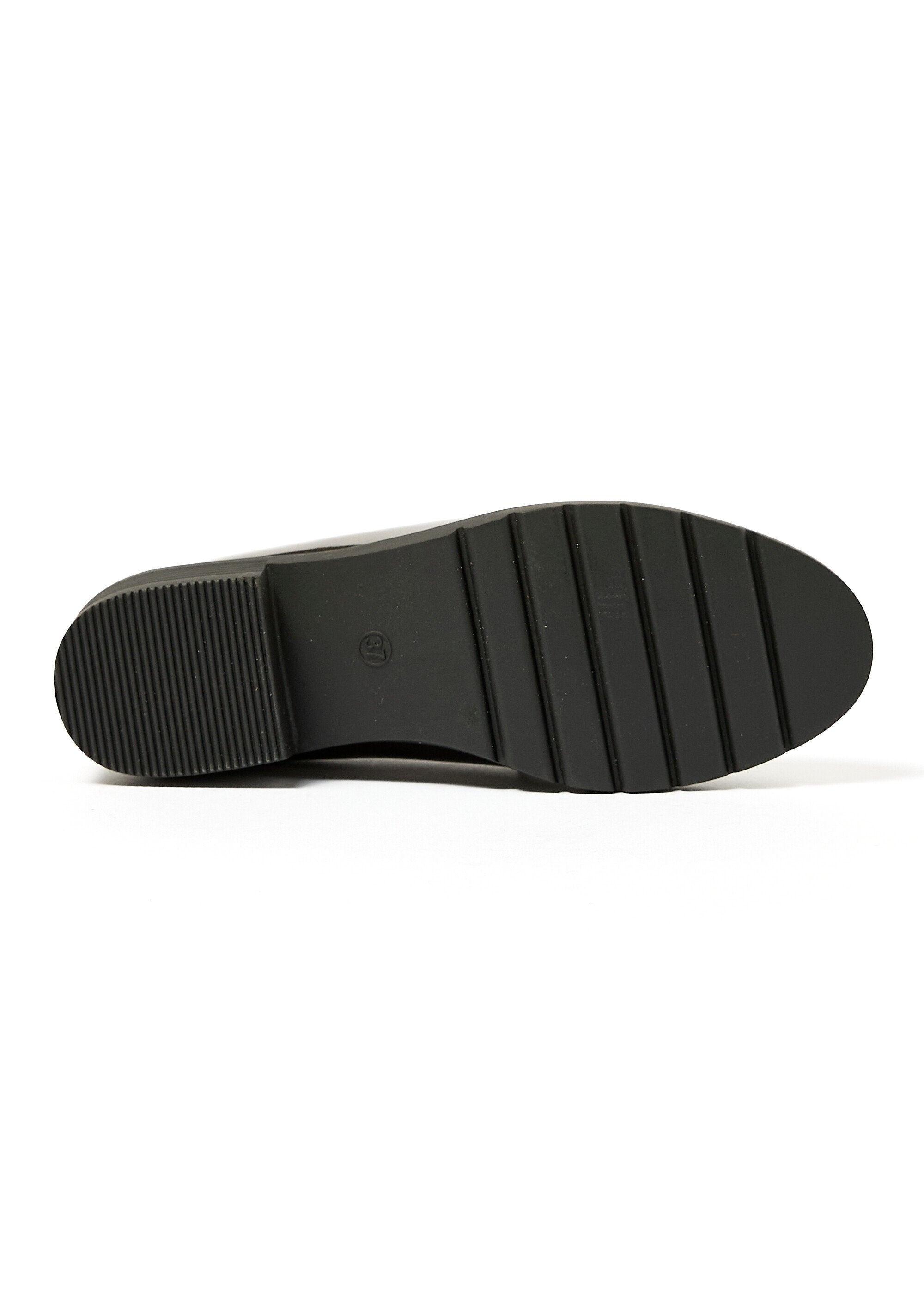 Gepatenteerde_loafers_met_metalen_stukjes_Gris_UN1_slim