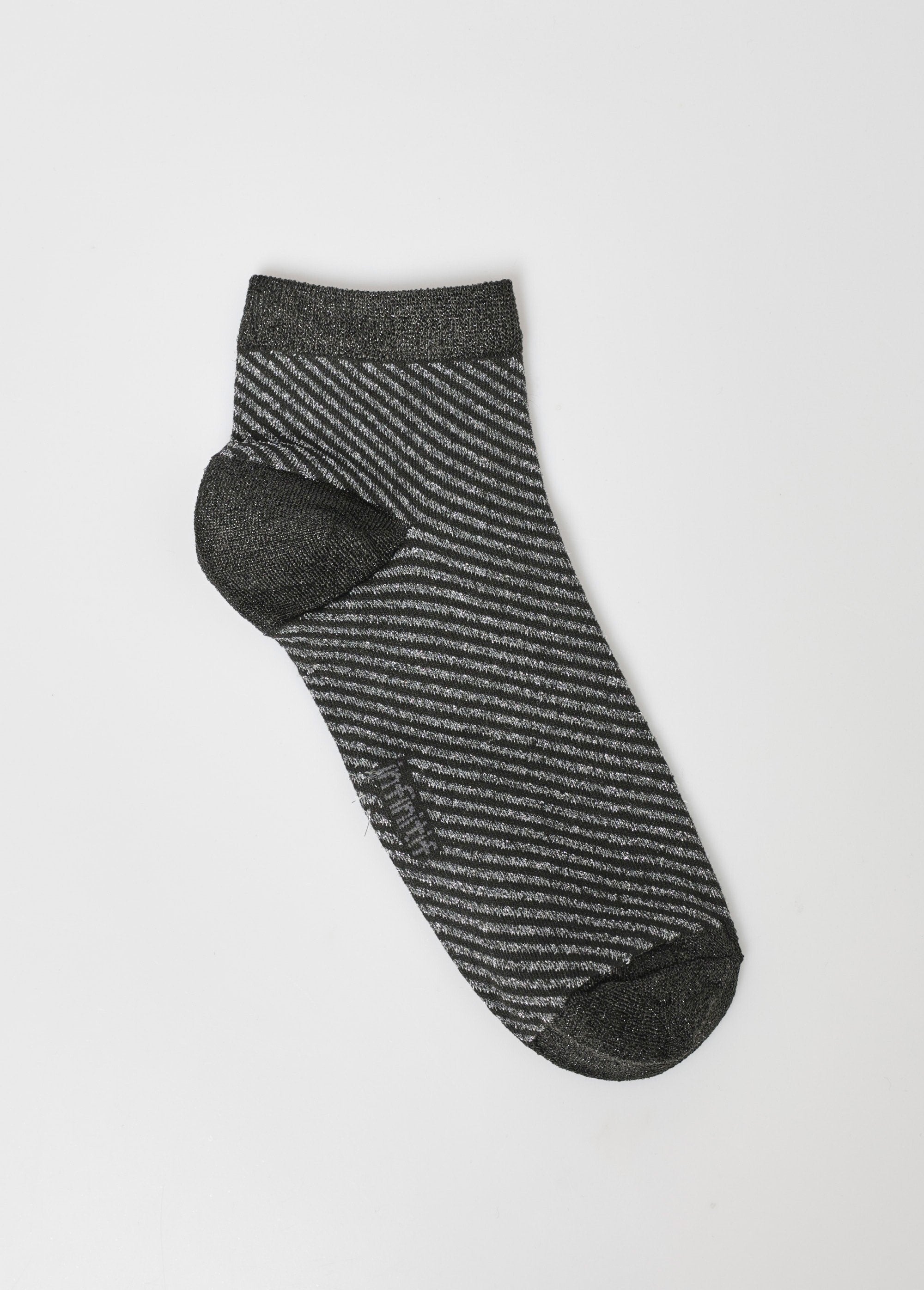 Paar_sokken,_metallic_motief_Raye_gris_DE1_slim