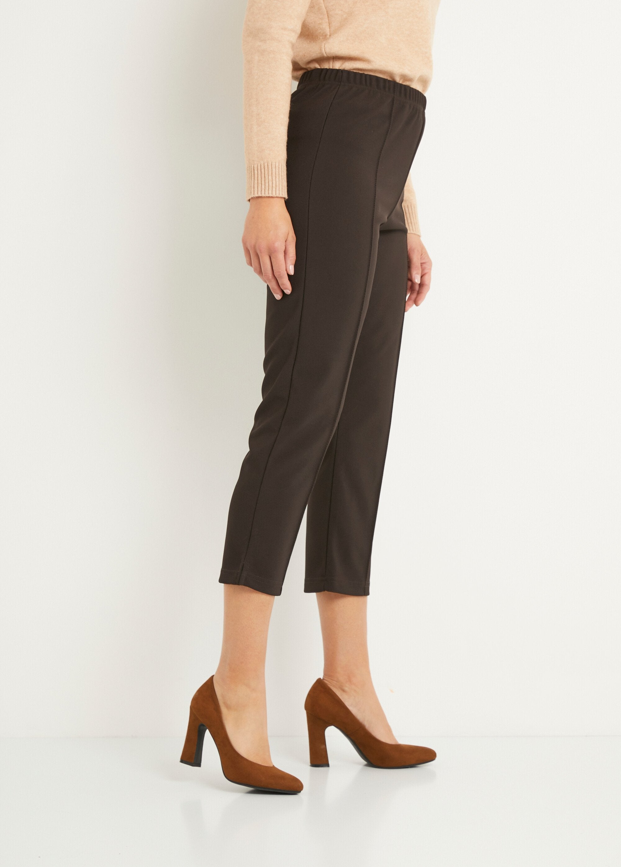 Geribde_broek_met_elastische_tailleband_Bruin_DR1_slim