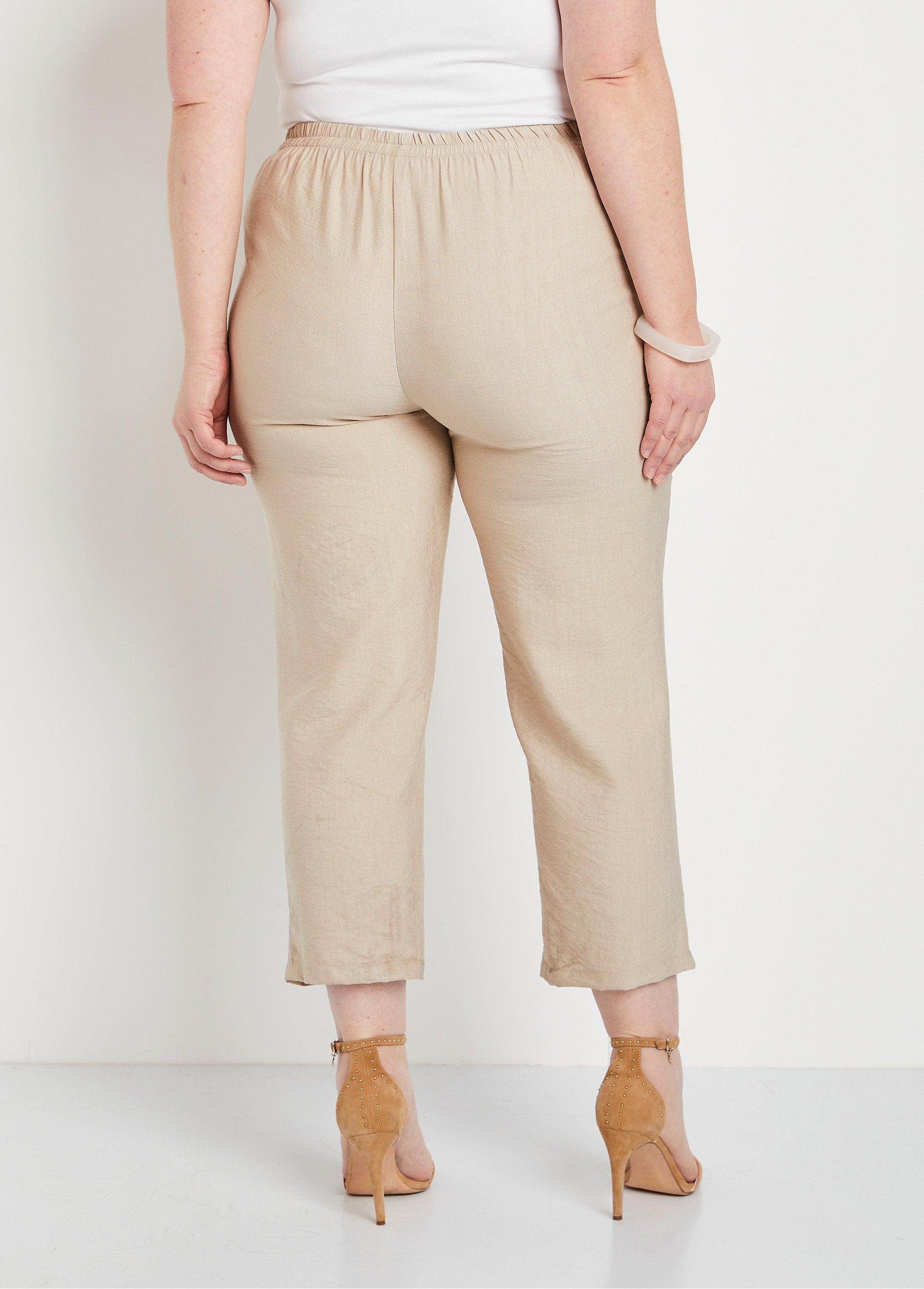 Semi-elastische_broek_met_wijde_pijpen_Zand_DO1_curvy