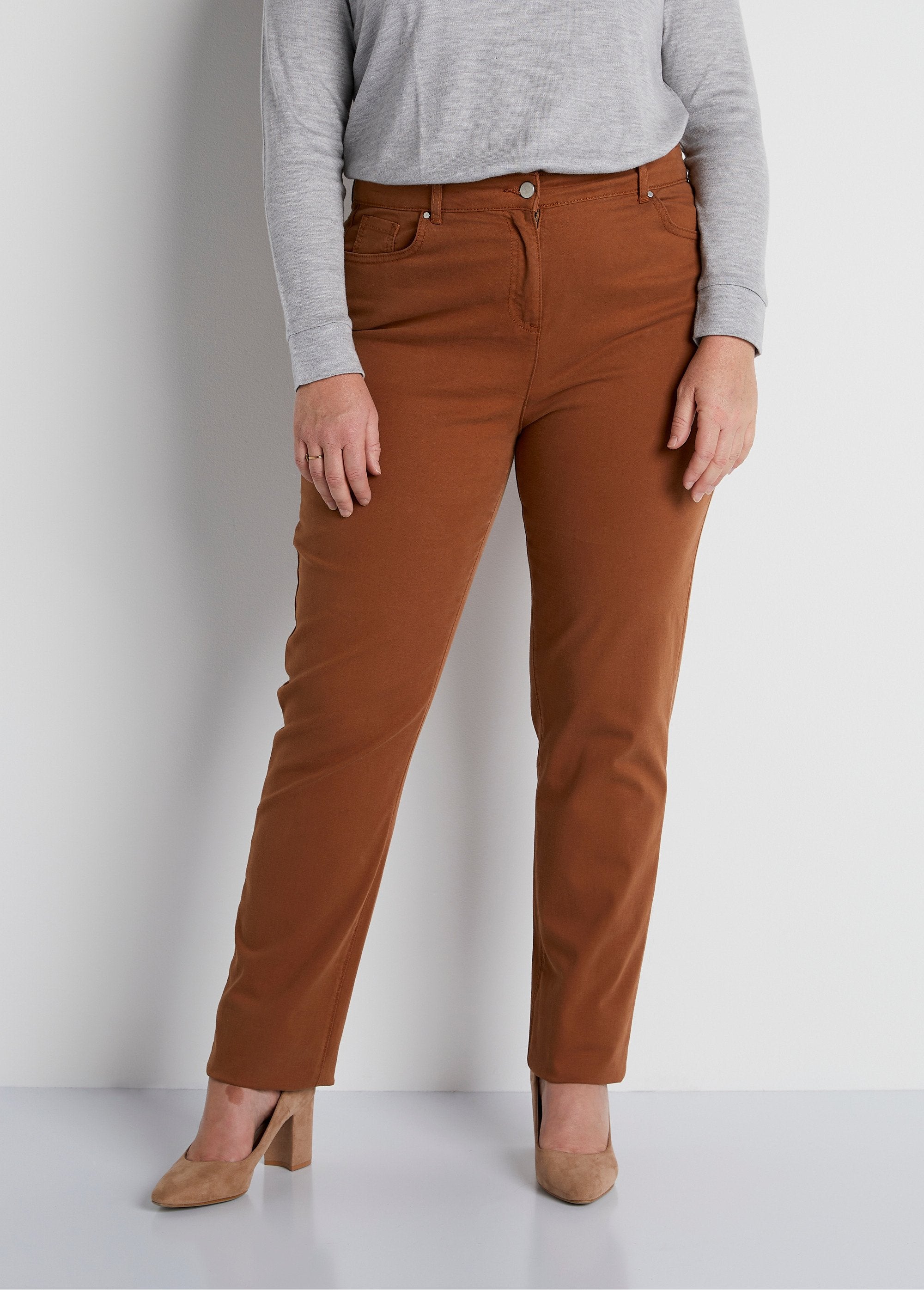 5-pocket_stretch_katoenen_broek_met_rechte_pijpen_Eekhoorn_FA2_curvy