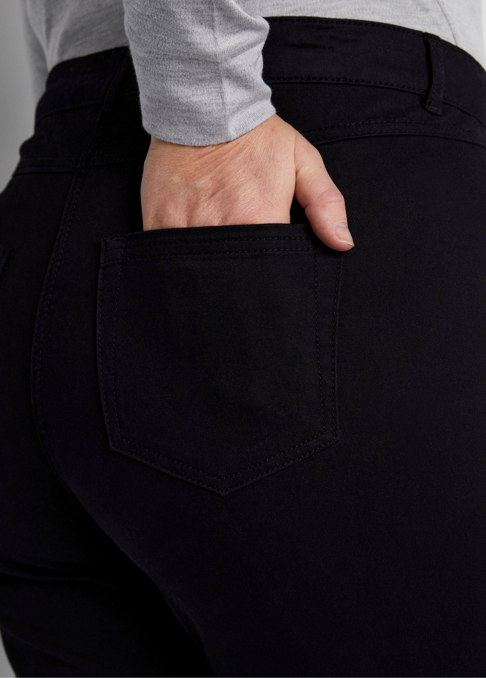 5-pocket_stretch_katoenen_broek_met_rechte_pijpen_ZWART_DE1_curvy