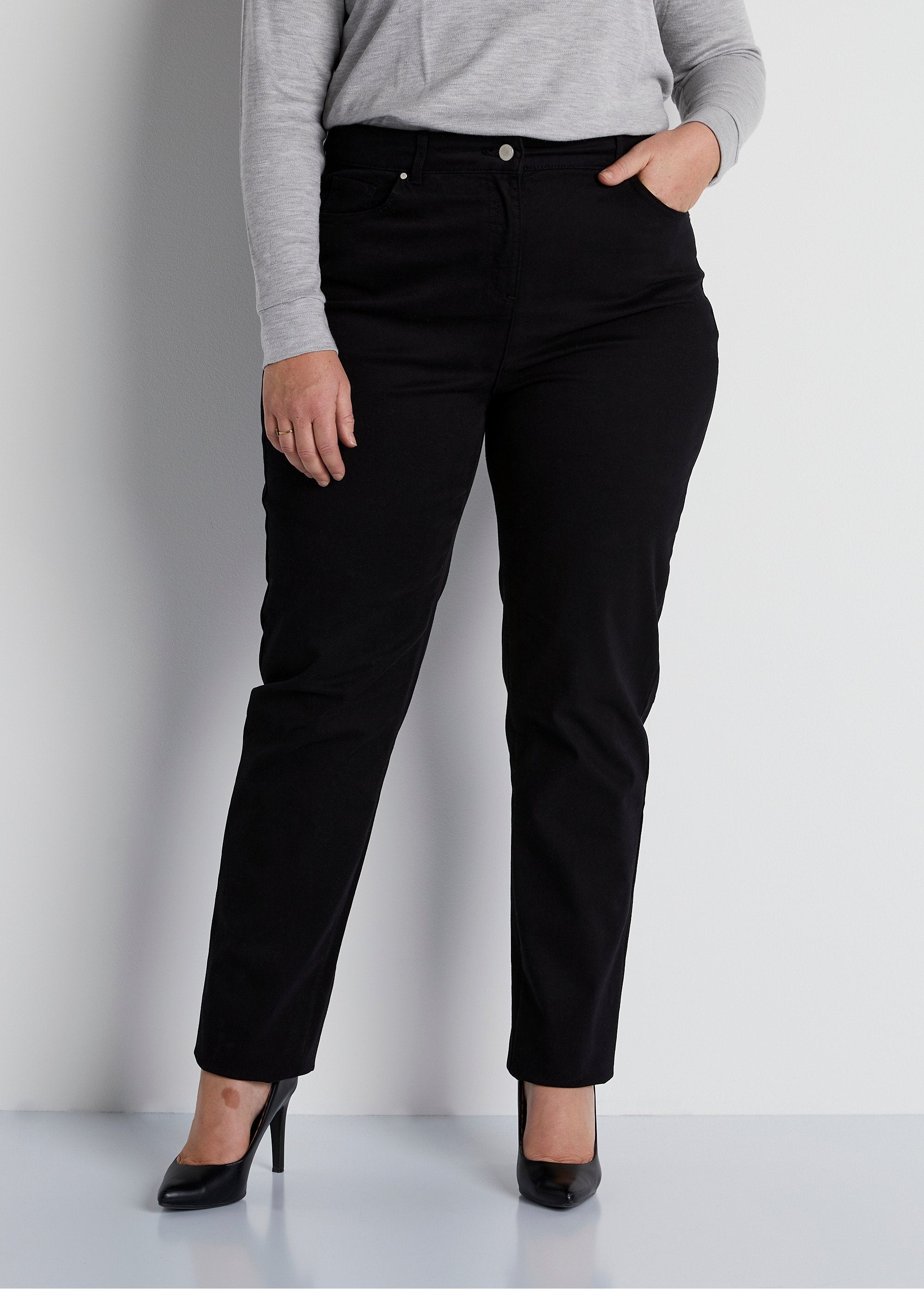 5-pocket_stretch_katoenen_broek_met_rechte_pijpen_ZWART_FA1_curvy