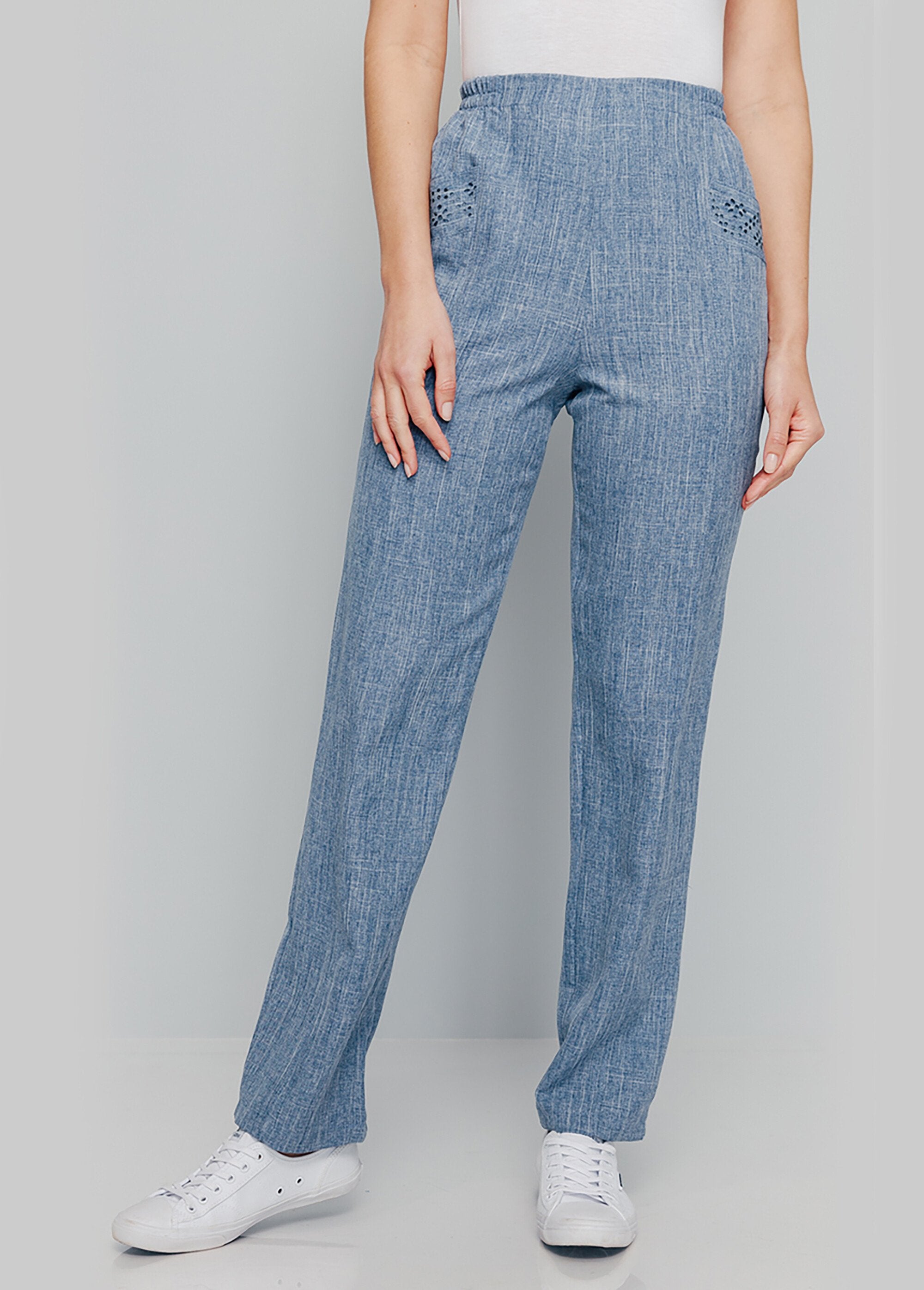 Broek_met_opengewerkte_elastische_tailleband_BLAUW_FA1_slim