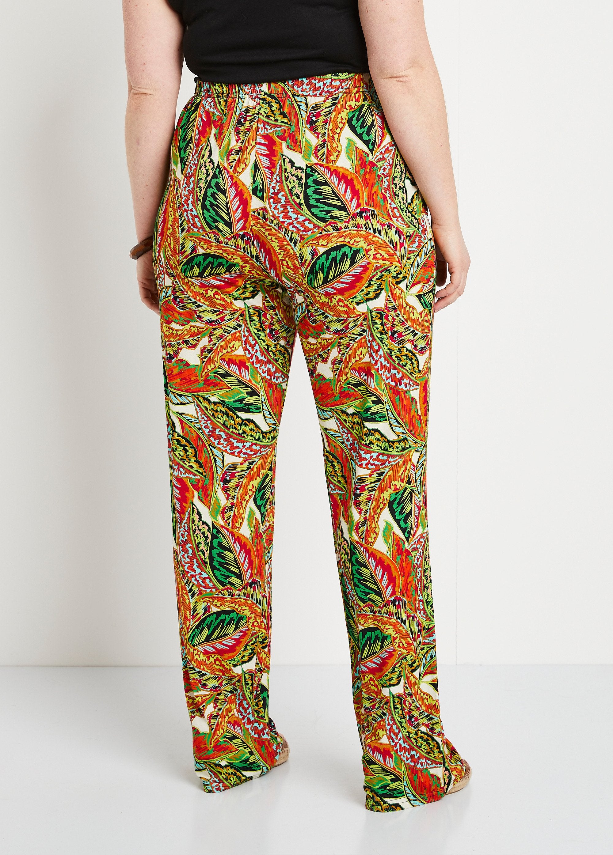 Broek_met_elastische_tailleband,_bladmotief_Groen_en_rood_DO1_curvy