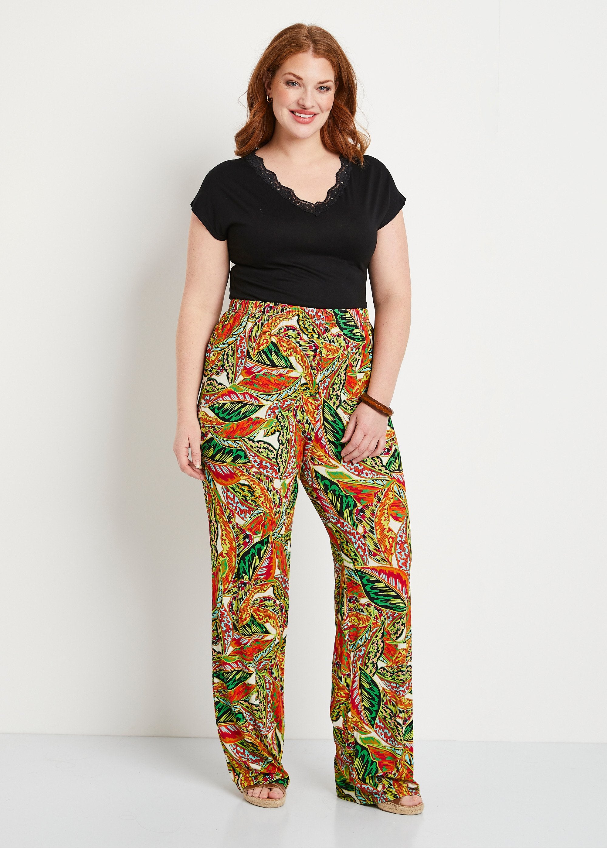 Broek_met_elastische_tailleband,_bladmotief_Groen_en_rood_SF1_curvy