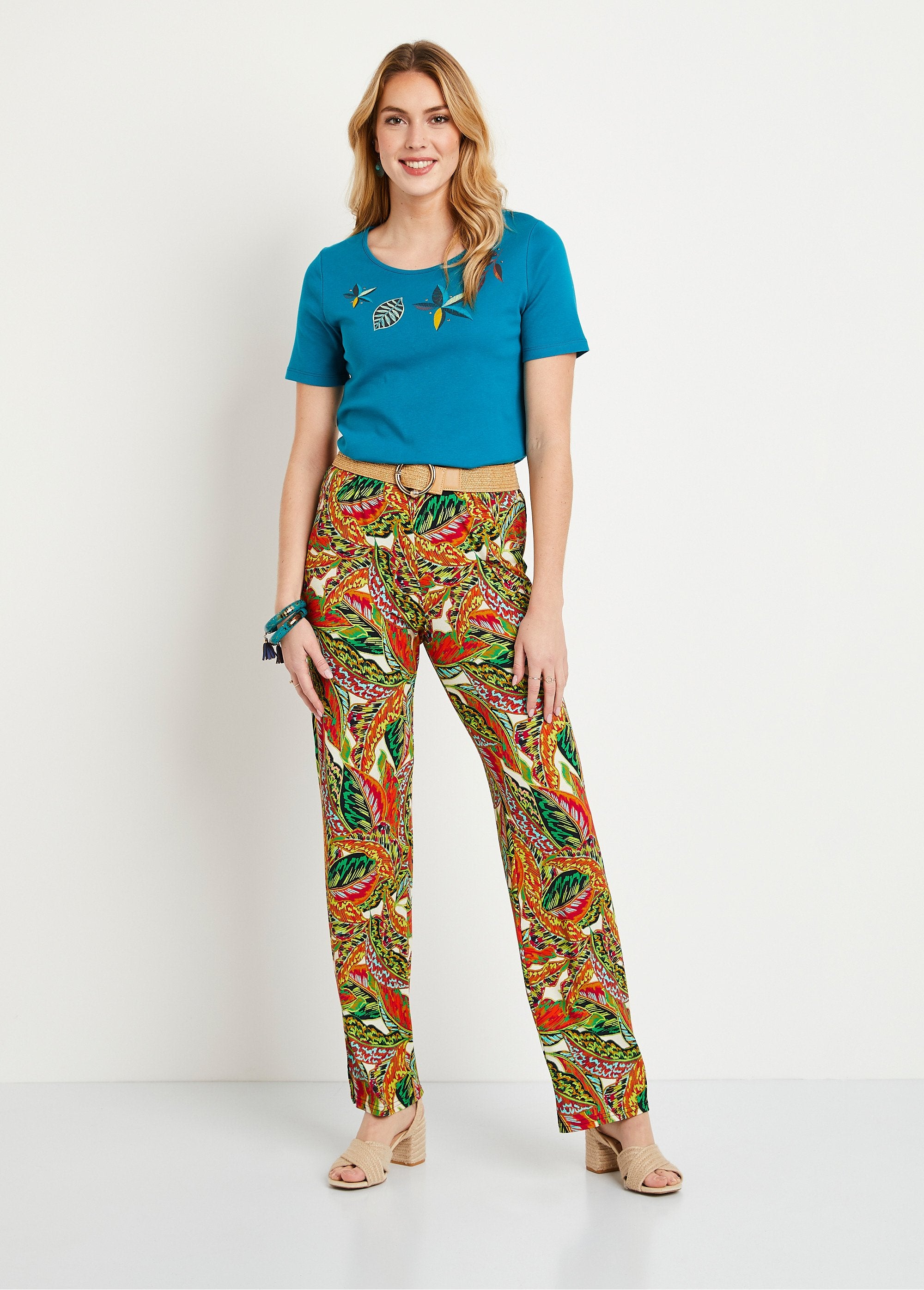 Broek_met_elastische_tailleband,_bladmotief_Groen_en_rood_SF1_slim