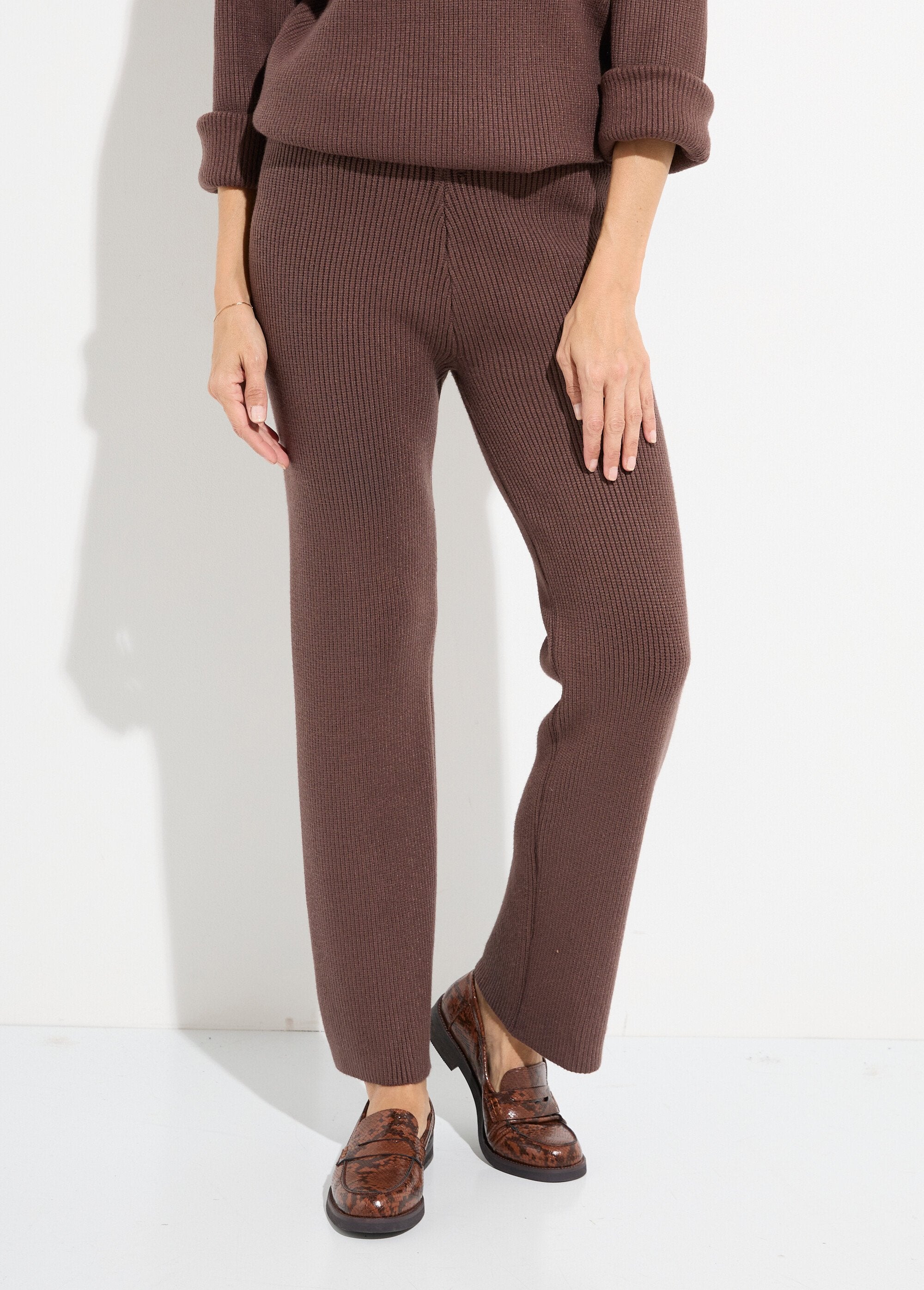 Comfortabele_mollig_gebreide_broek_Chocolat_FA1_slim