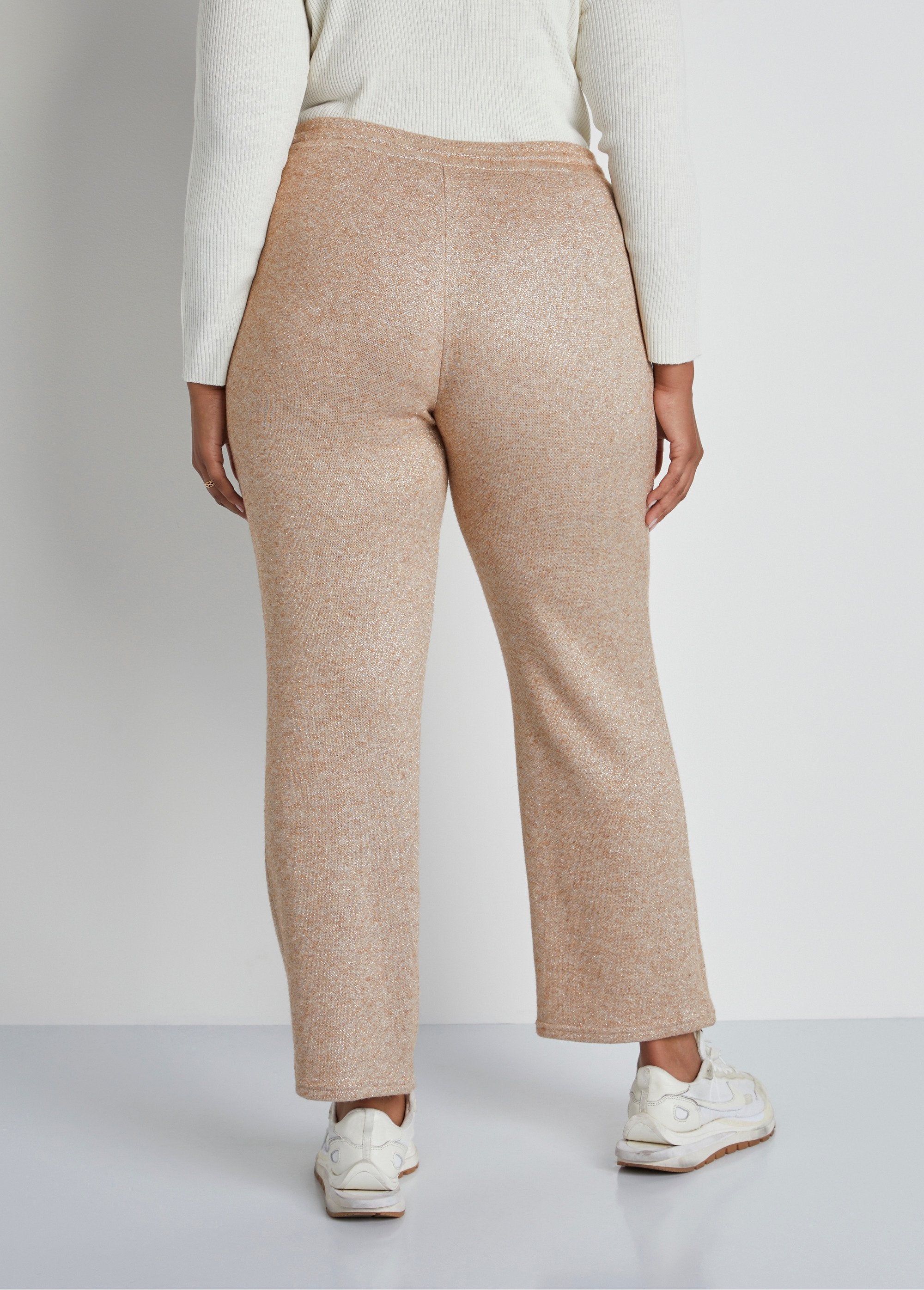 Glimmende_gebreide_joggingbroek_Iriserend_beige_DO1_curvy