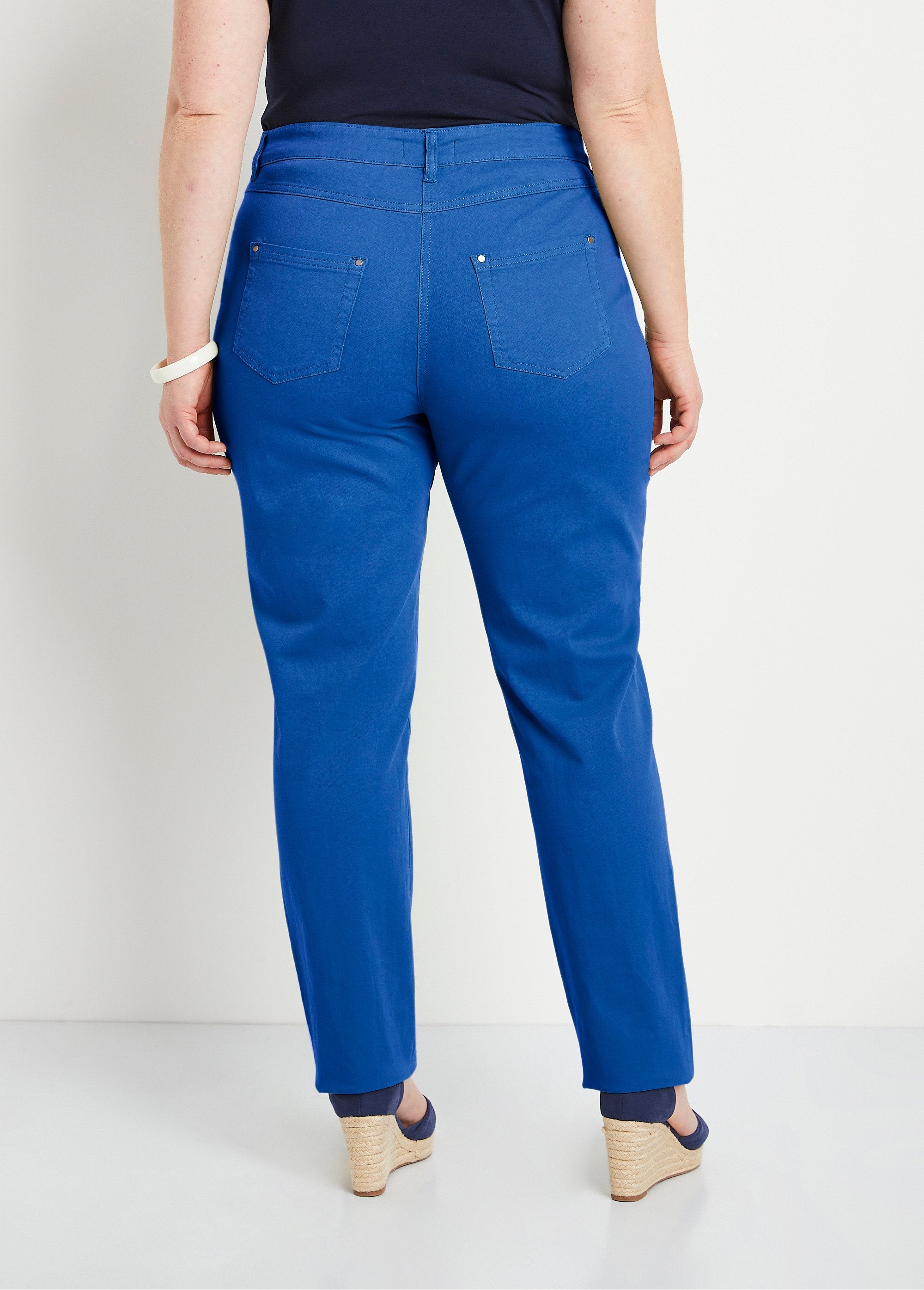 5-pocket_stretch_katoenen_broek_met_rechte_pijpen_Hard_blauw_DO1_curvy