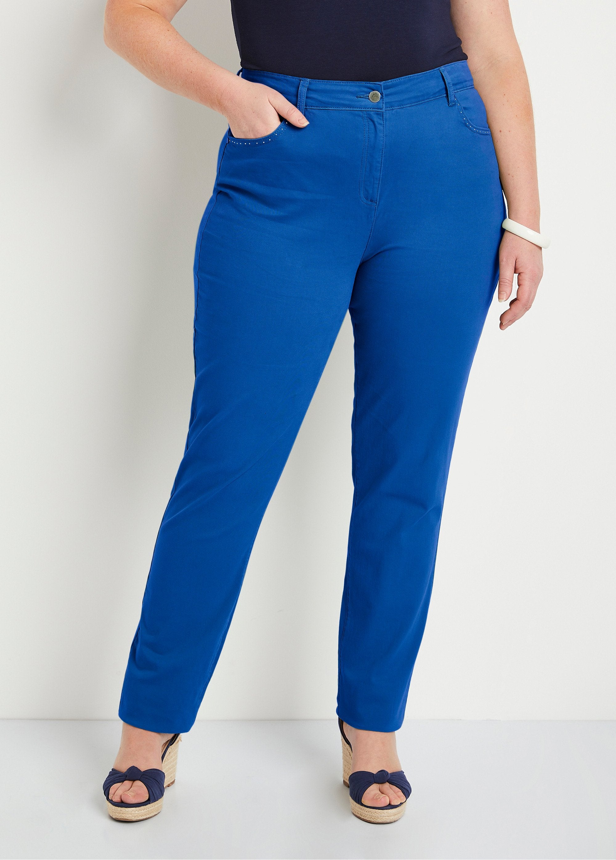 5-pocket_stretch_katoenen_broek_met_rechte_pijpen_Hard_blauw_FA1_curvy