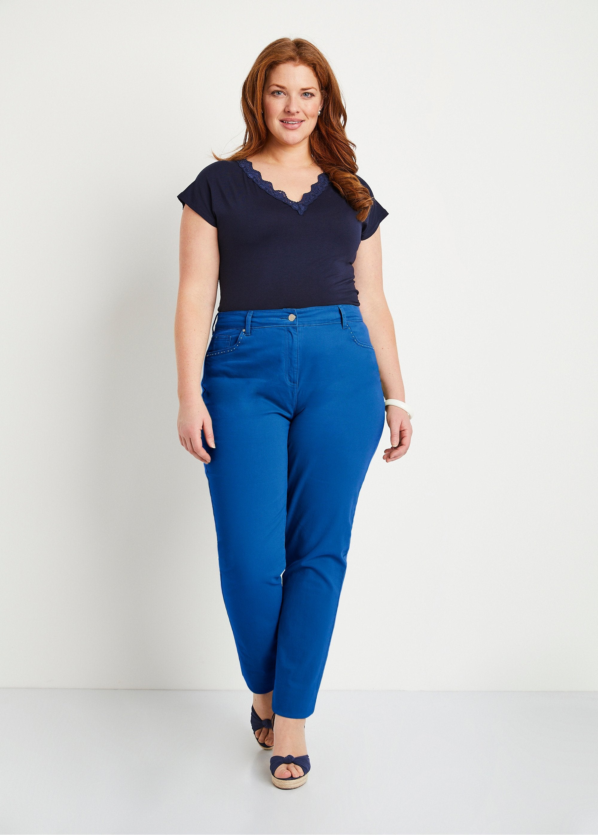 5-pocket_stretch_katoenen_broek_met_rechte_pijpen_Hard_blauw_SF1_curvy